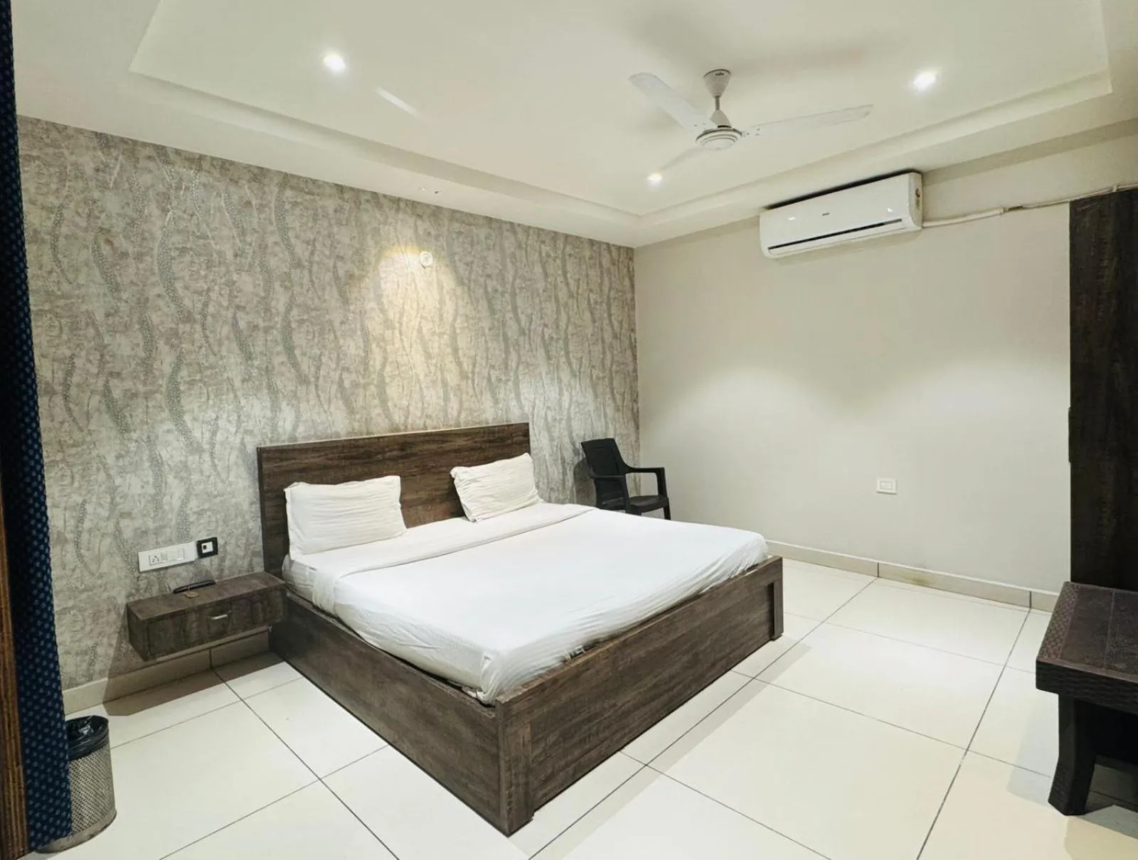 Bed in Hotel Pearl inn