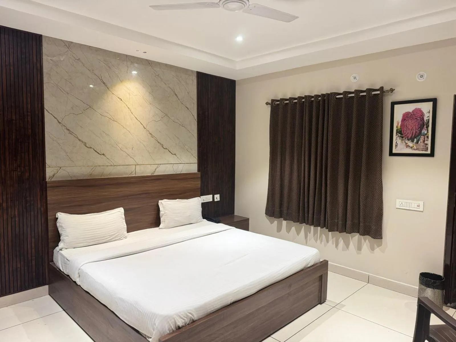 Bed in Hotel Pearl inn