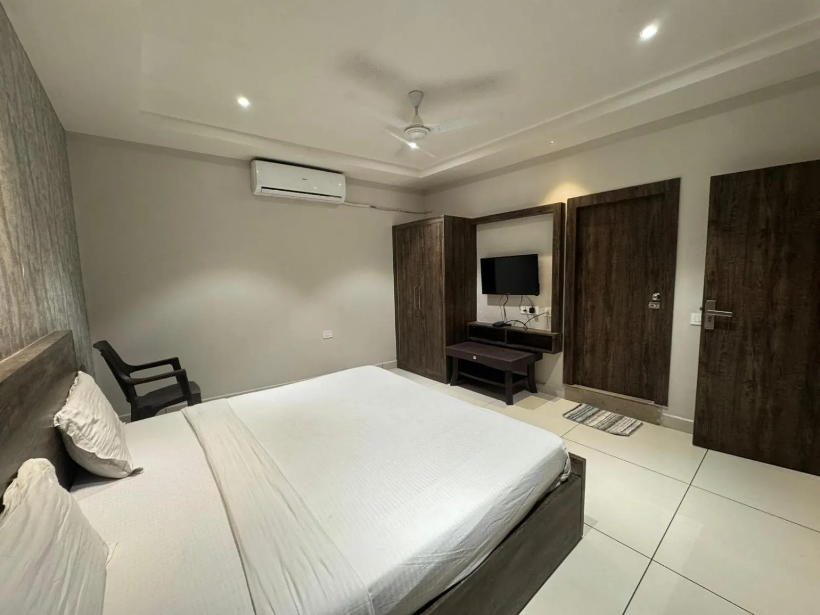 room service, Bed in Hotel Pearl inn