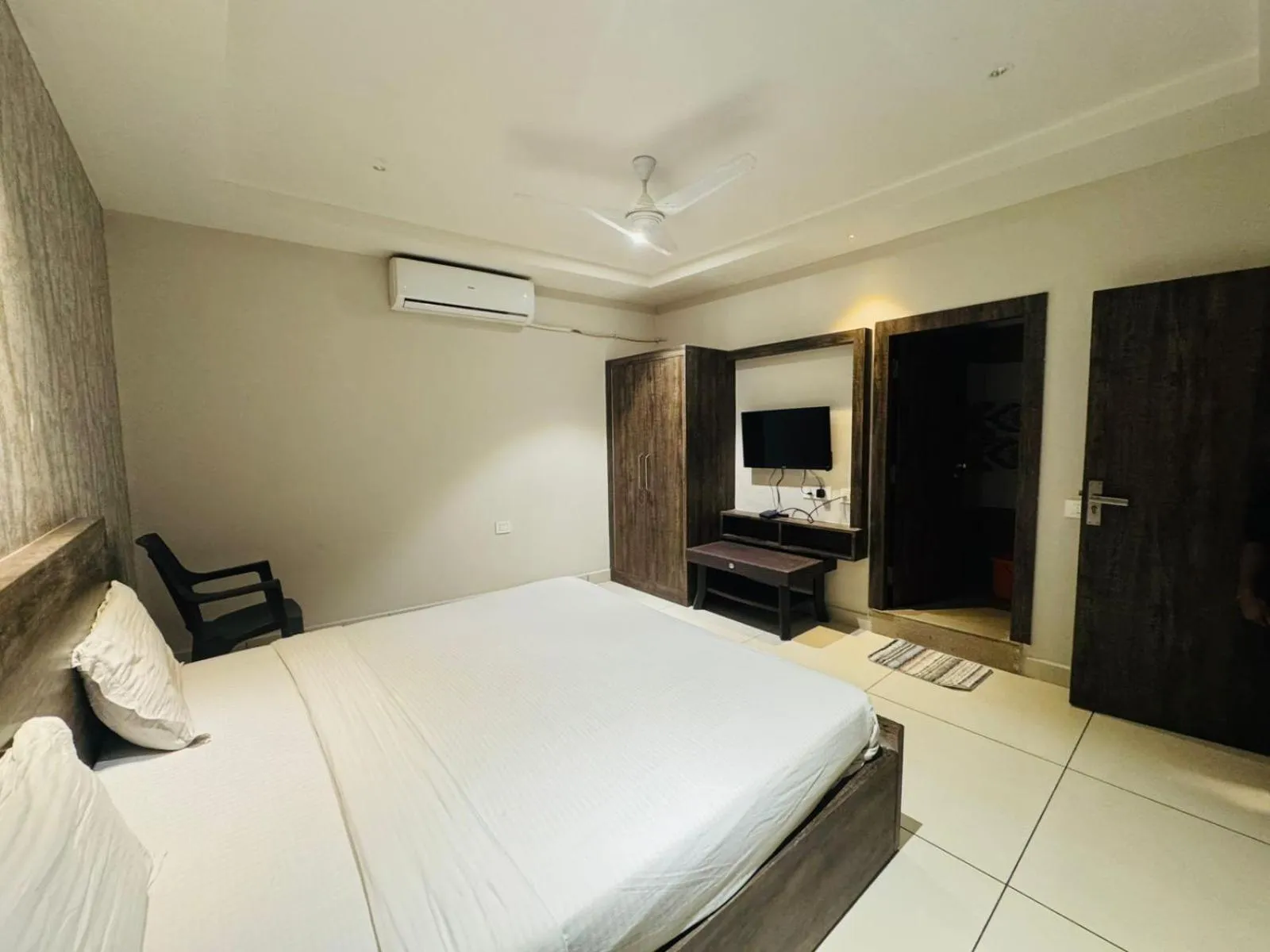 Bed in Hotel Pearl inn