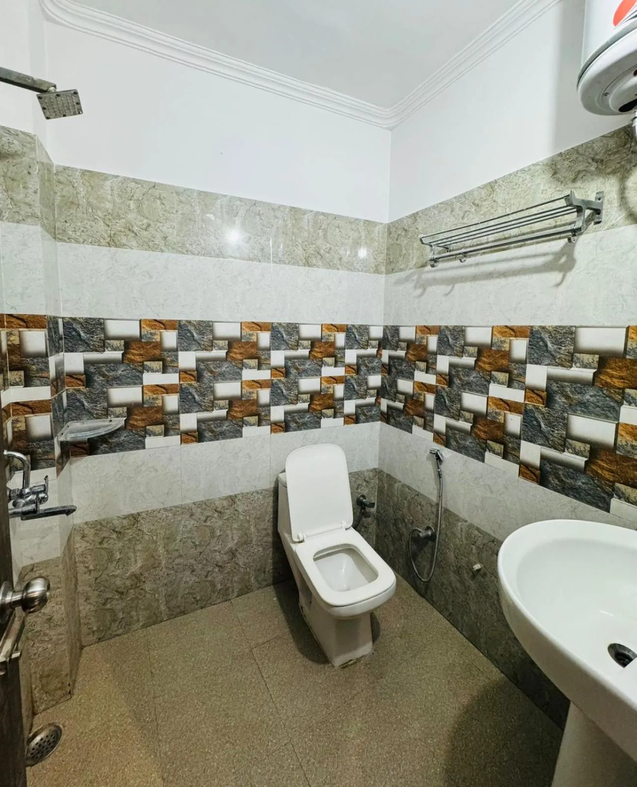 Toilet in Hotel Pearl inn