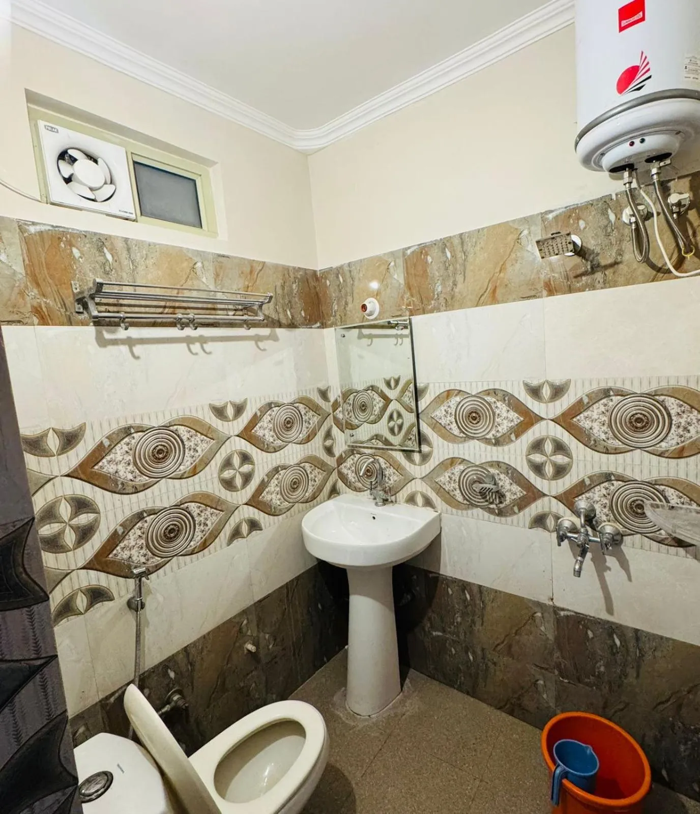 Toilet in Hotel Pearl inn