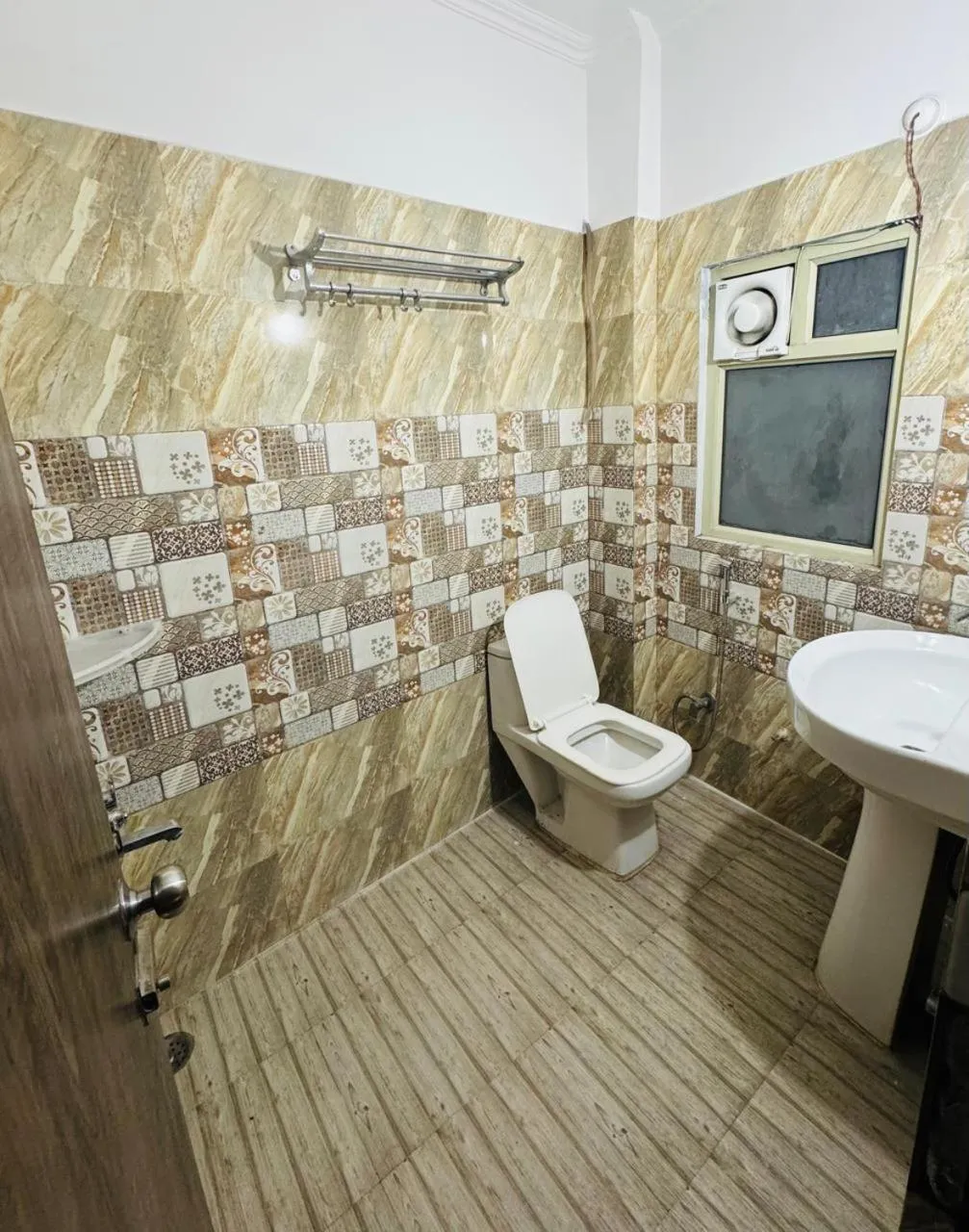 Toilet in Hotel Pearl inn