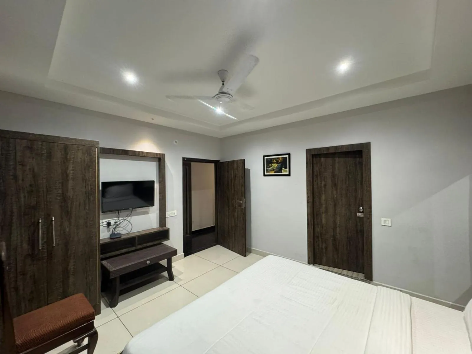 Bedroom, Bed in Hotel Pearl inn