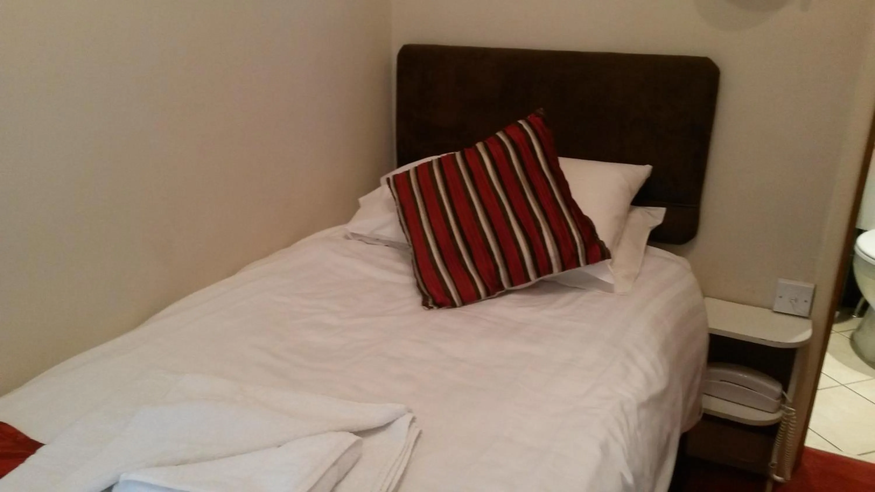 Bed in Townstal Farmhouse