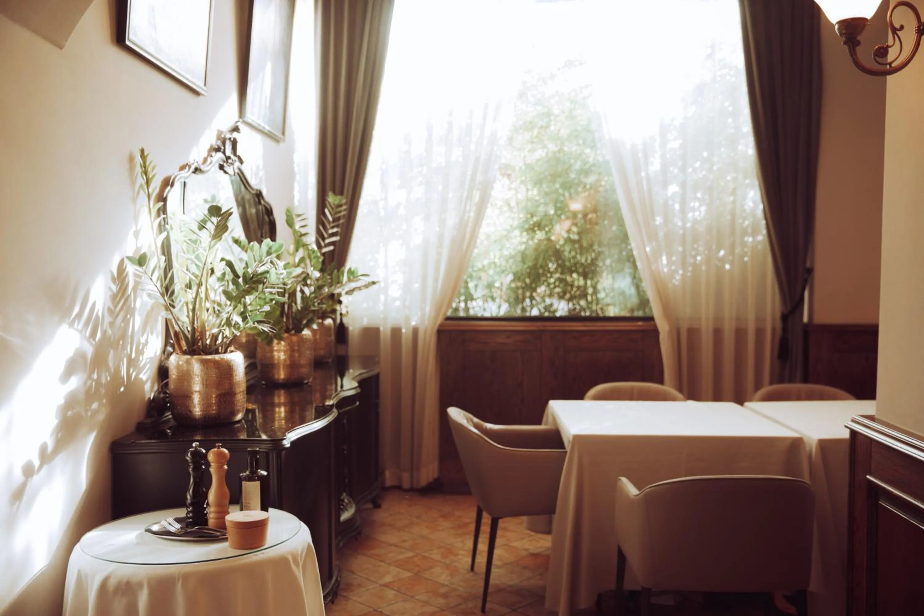 Restaurant/places to eat in AS Boutique Hotel, superior