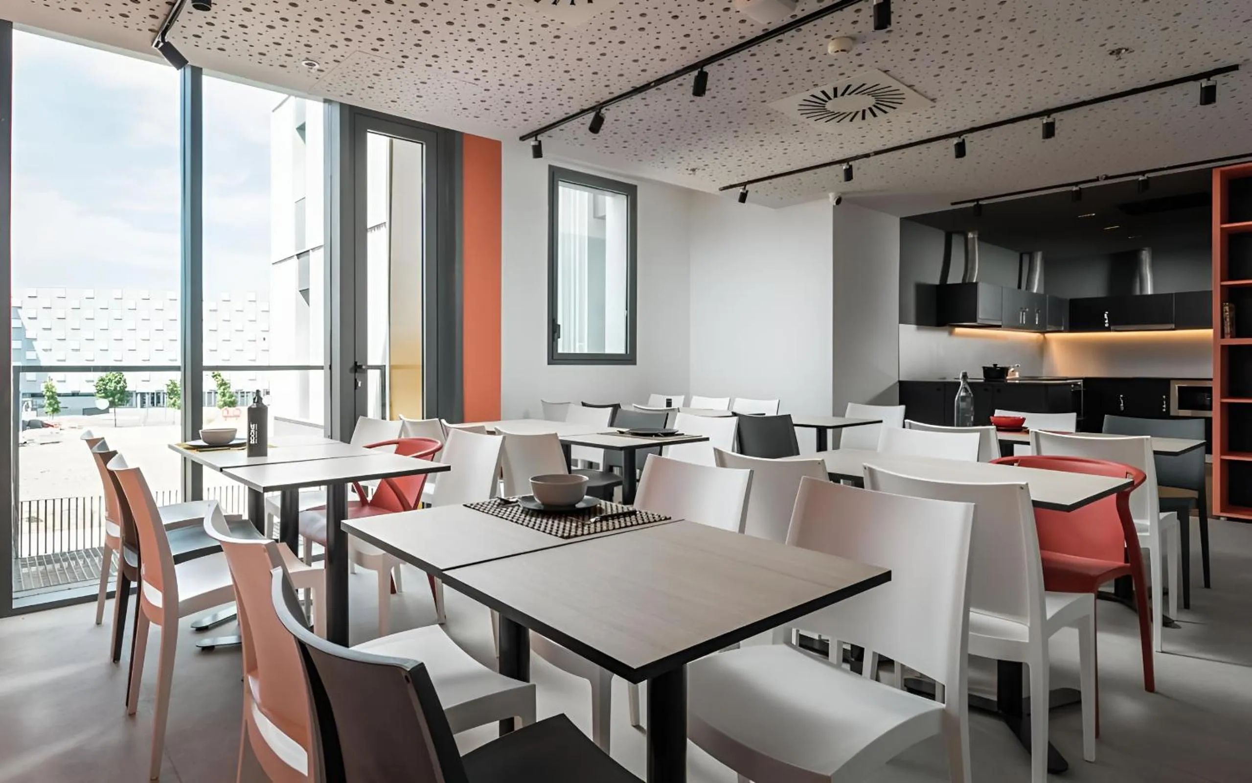 Kitchen or kitchenette in Home and CoLiving Pamplona