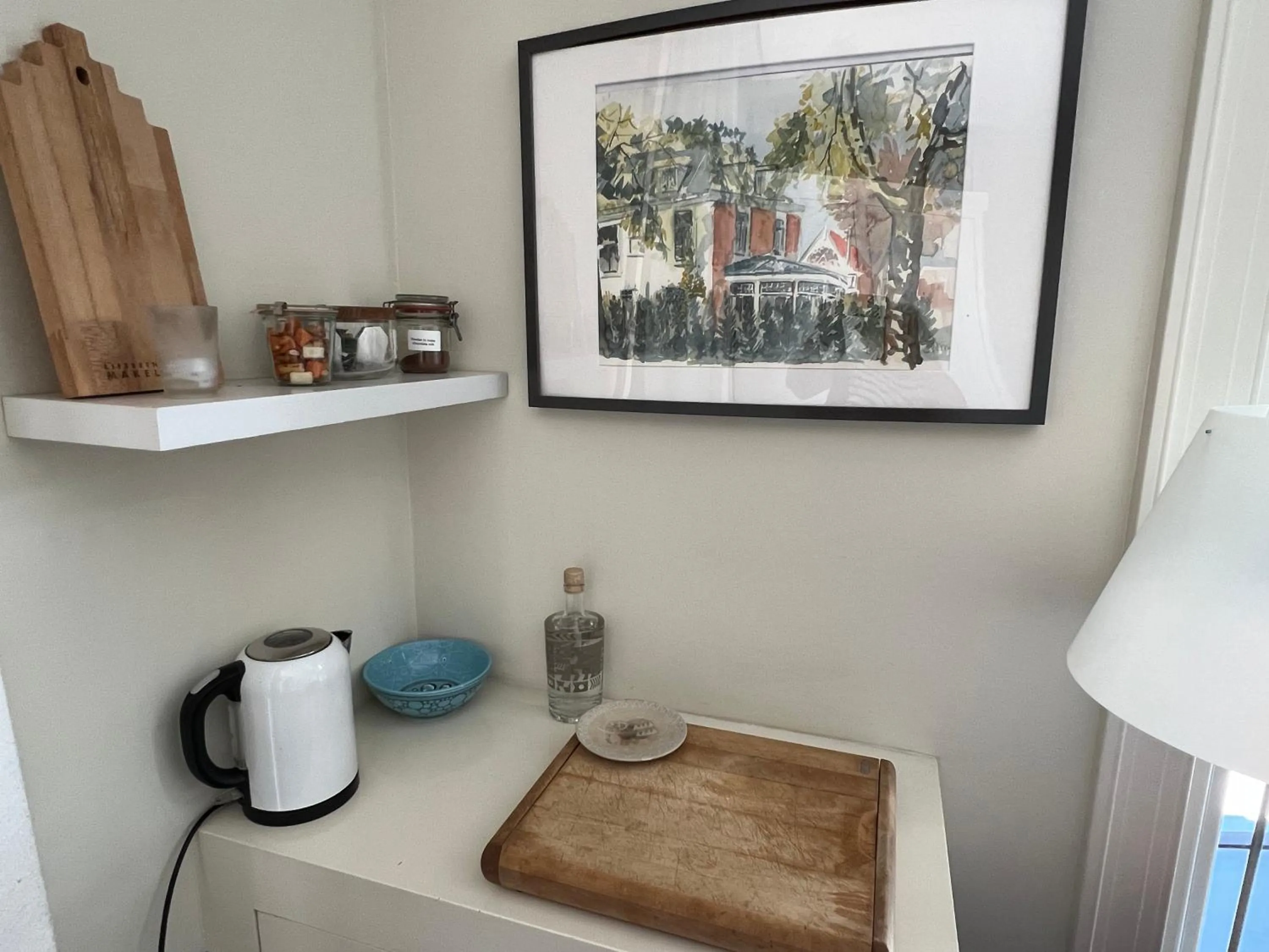 Coffee/tea facilities in Room One-Twenty-One