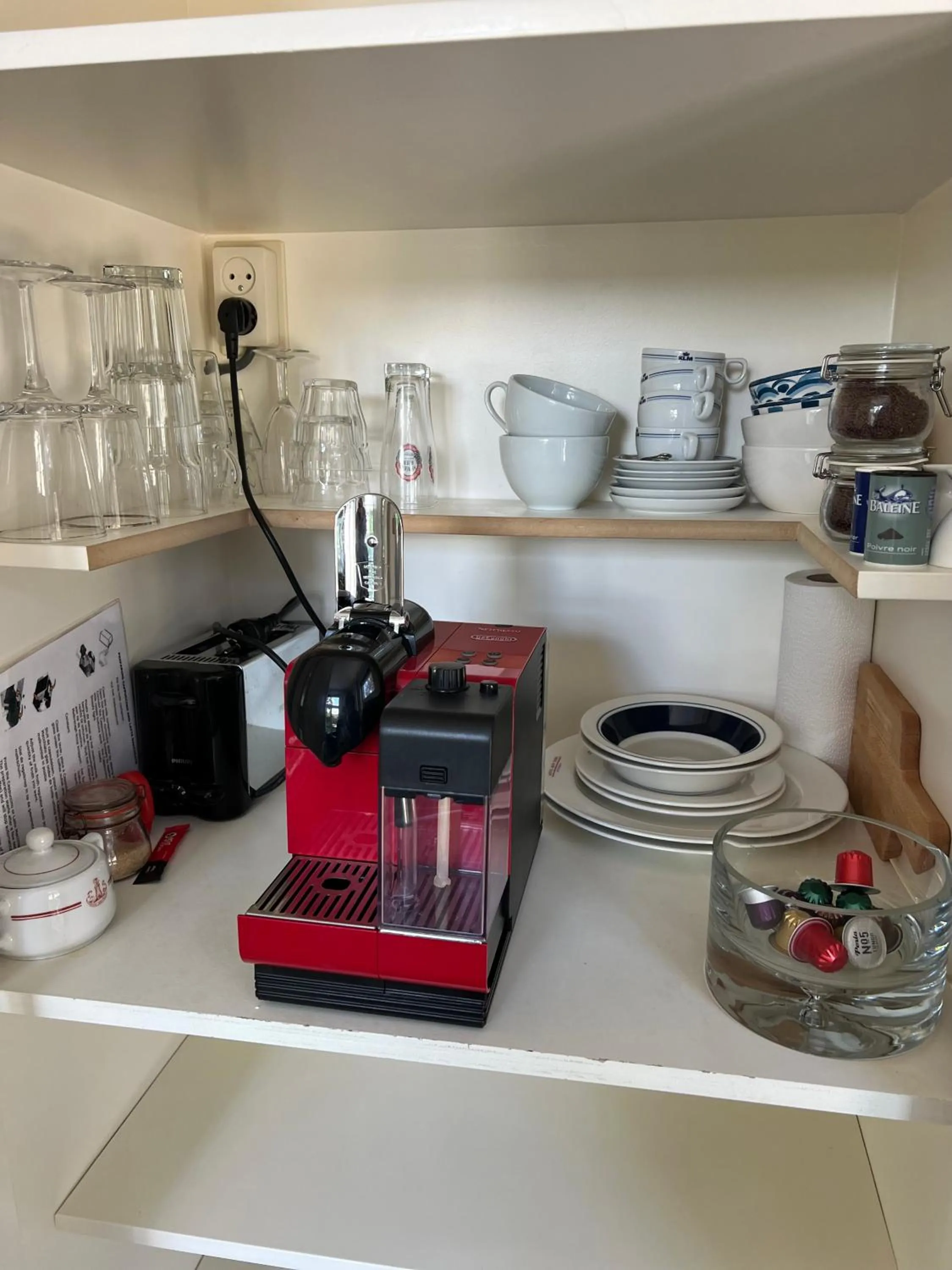 Coffee/tea facilities in Room One-Twenty-One