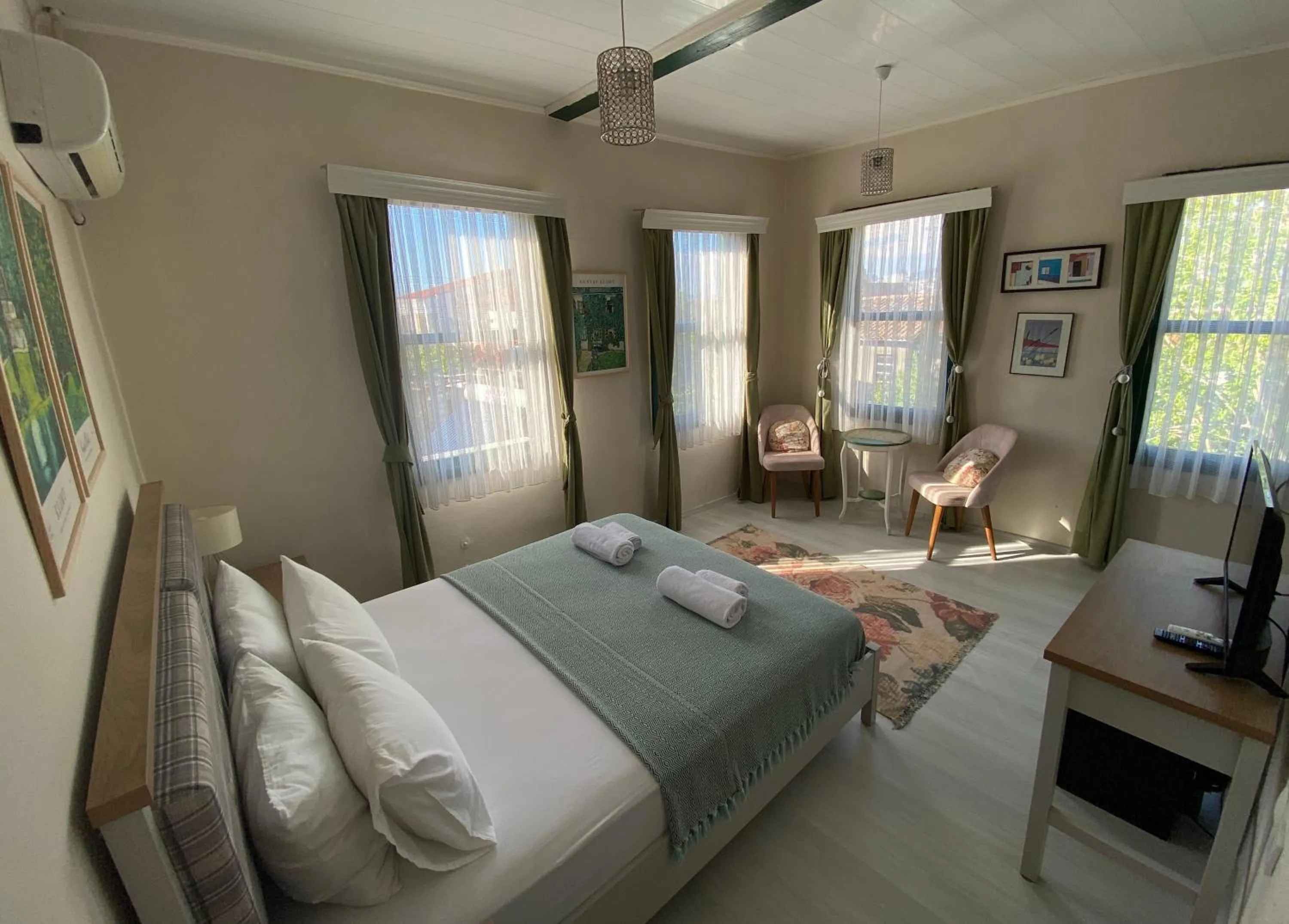 Bed in Garden Palace Boutique Hotel