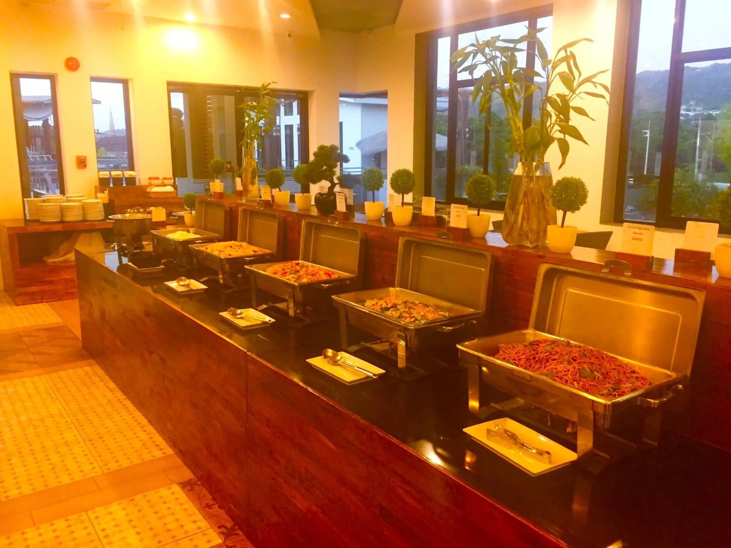 Restaurant/places to eat in Chalong Miracle Lakeview