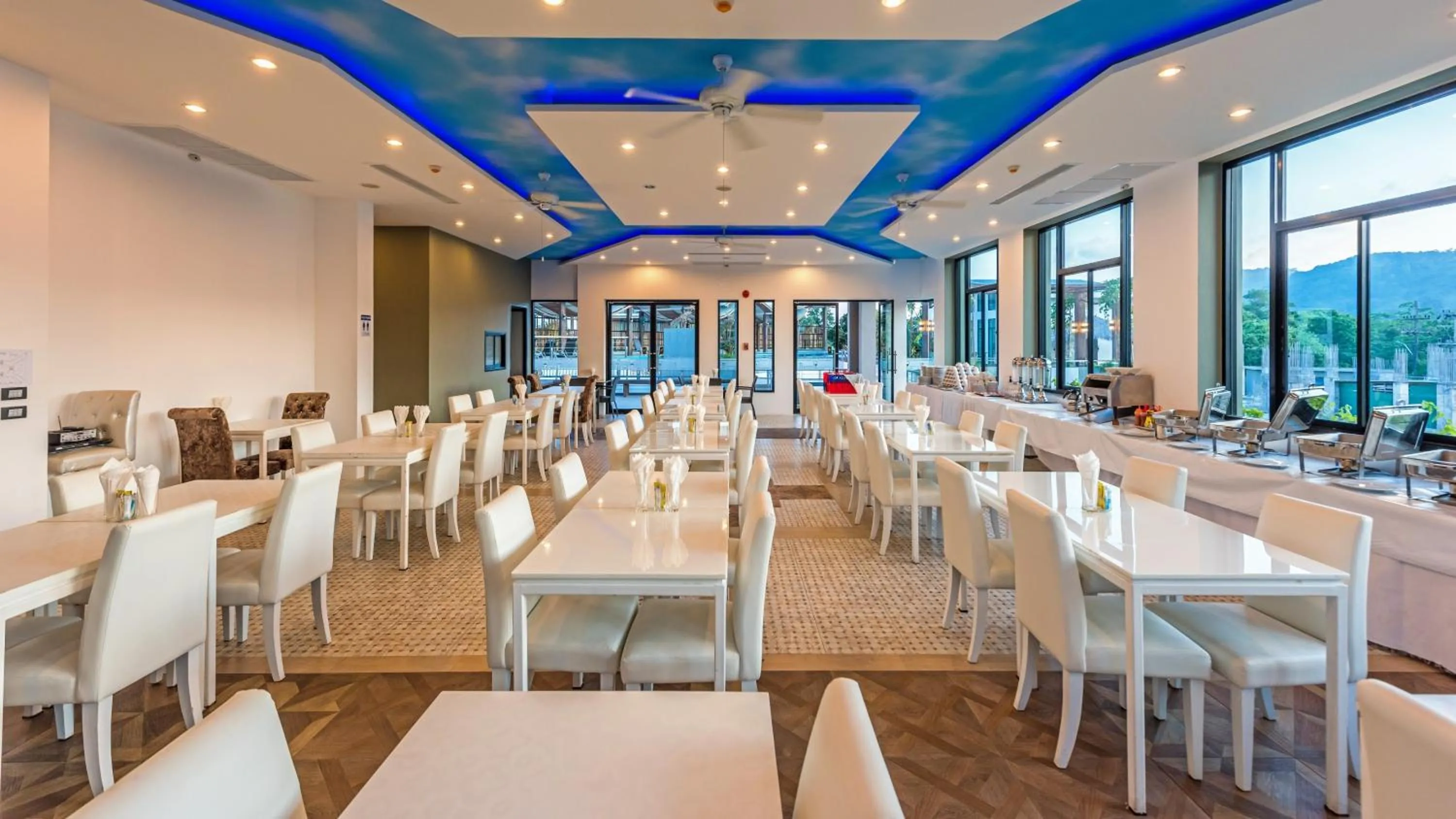 Restaurant/places to eat in Chalong Miracle Lakeview