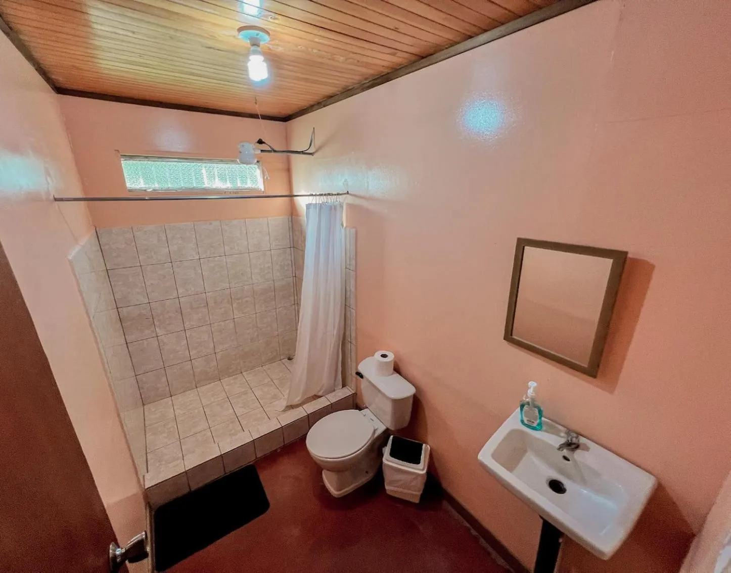 Shower in Hacienda La Lucha