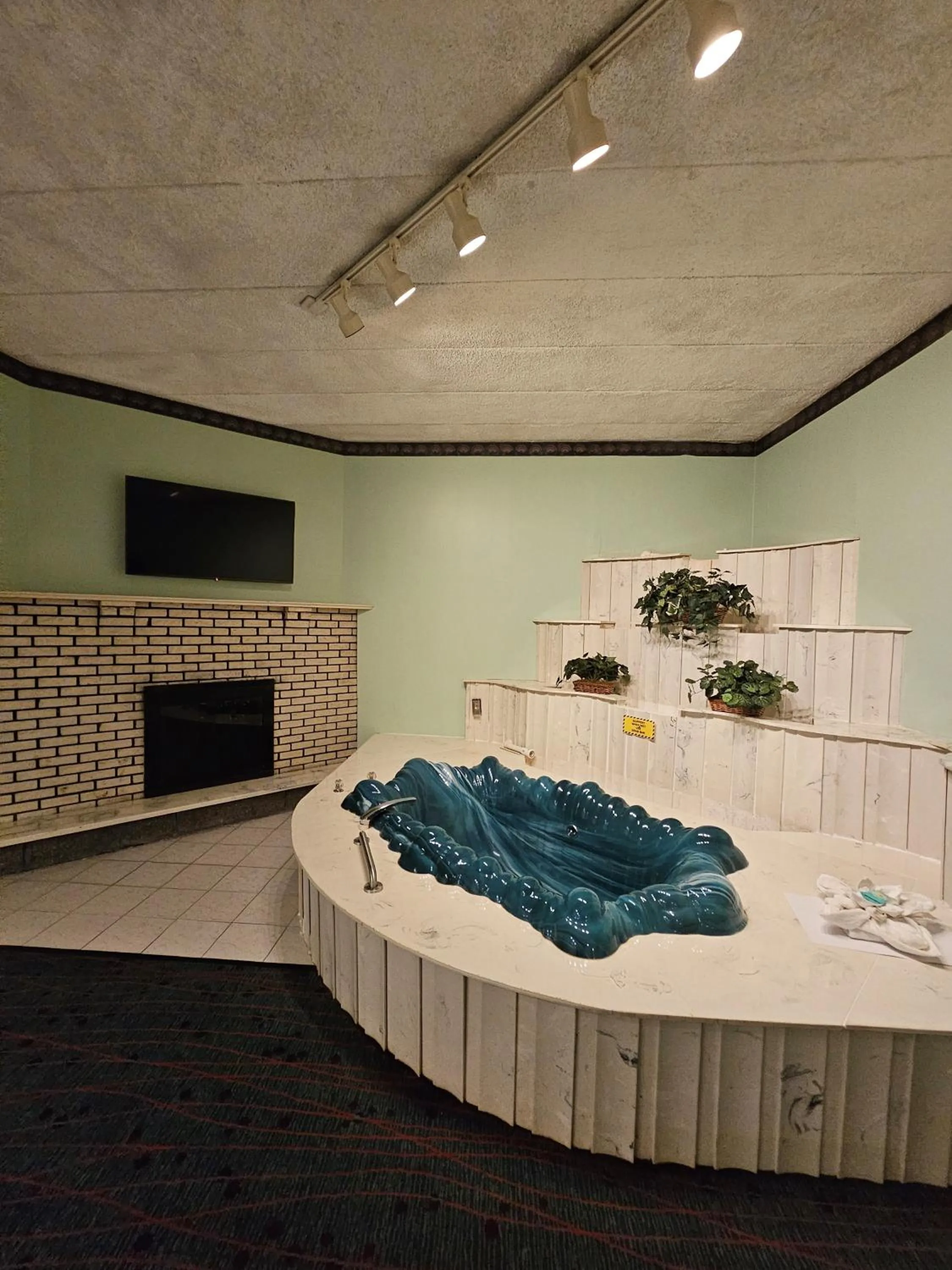 Bath in Loop Inn Motel