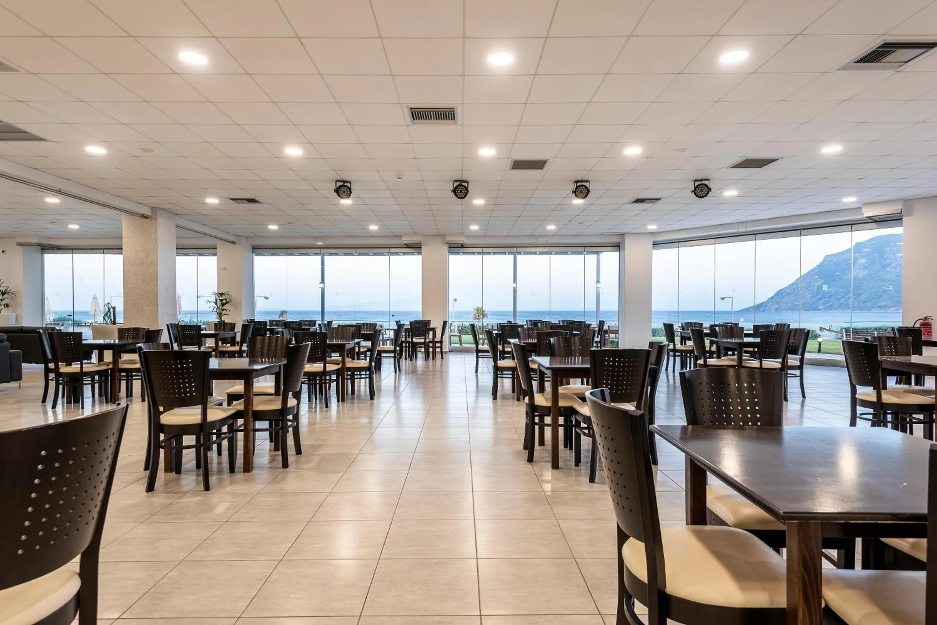 Restaurant/places to eat in Royal Bay Suites