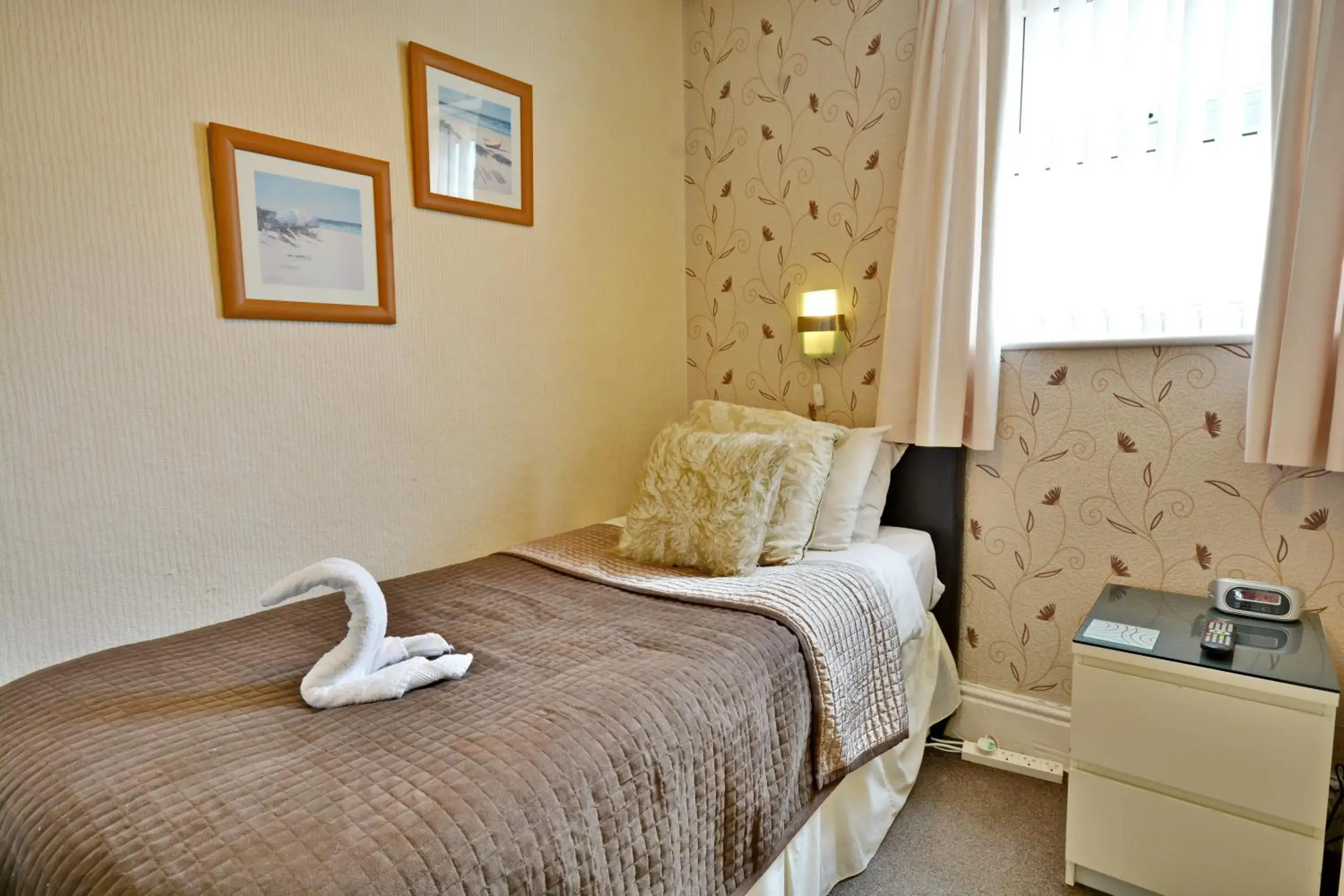 Single Room in The Astor Hotel Single Room in The Astor Hotel