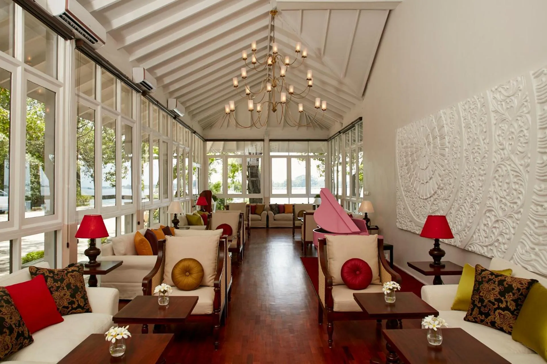 Lounge or bar in EKHO Lake House - From Colonial Bungalow to Royal Retreat