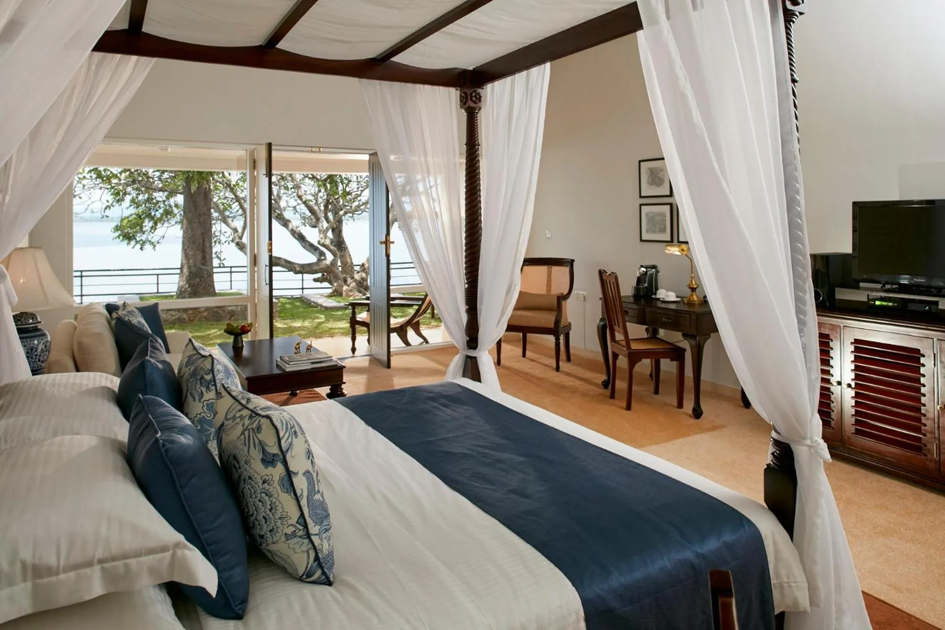 Bed in EKHO Lake House - From Colonial Bungalow to Royal Retreat