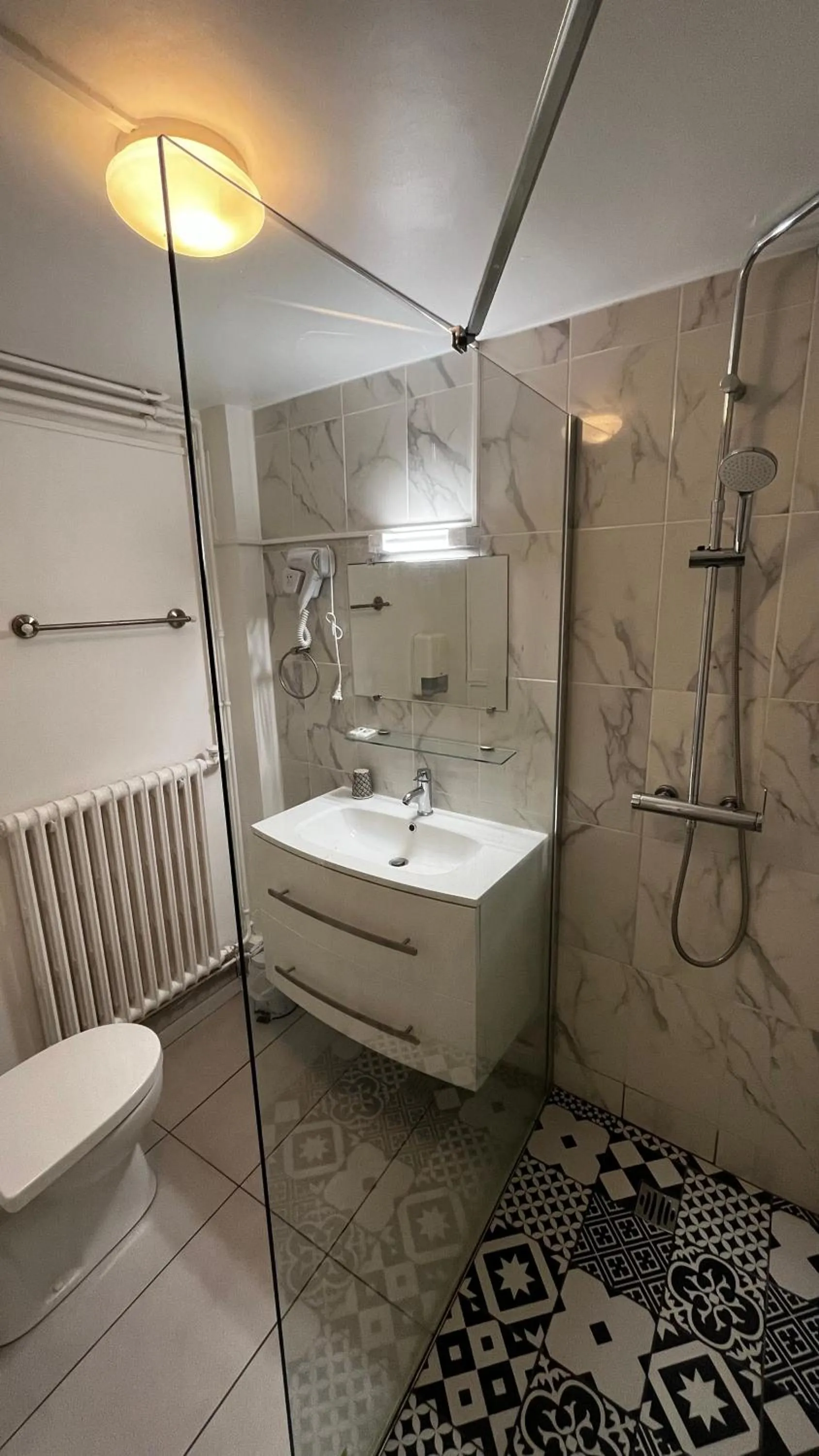 Shower in Hôtel Marie Louise
