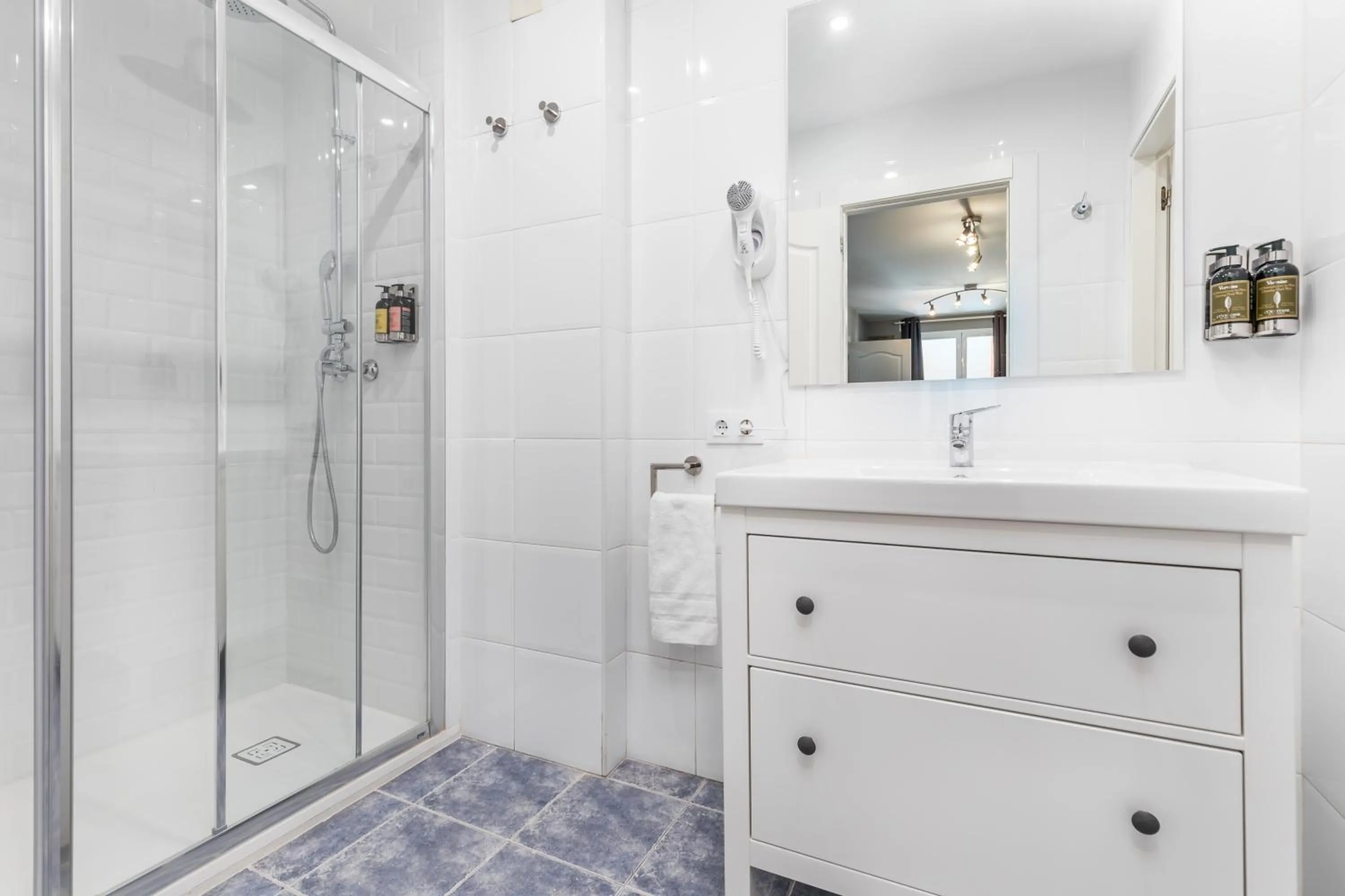 Shower in Palacio de Rojas by Moontels