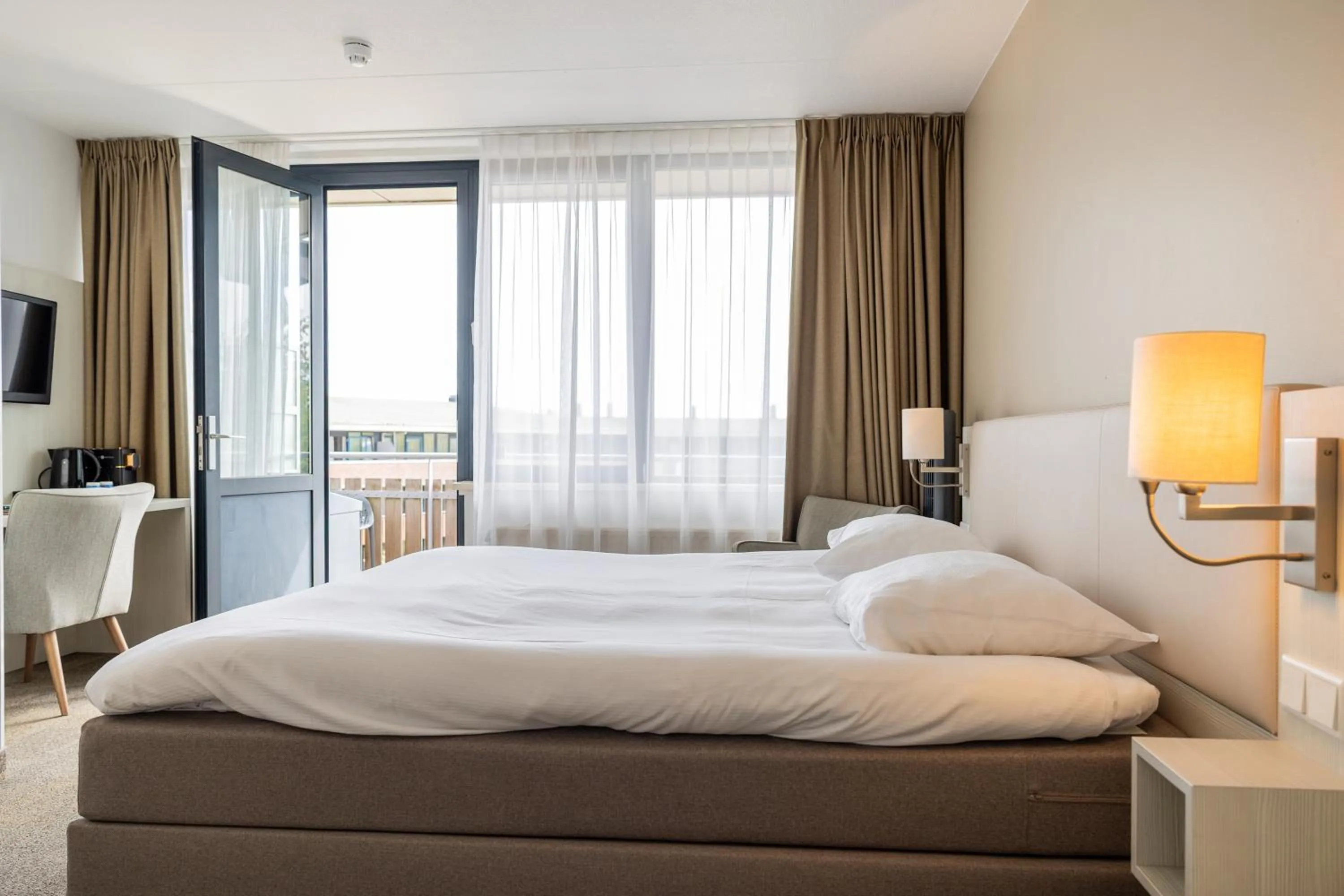 Bedroom, Bed in Fletcher Hotel-Restaurant Noordsee-Ameland