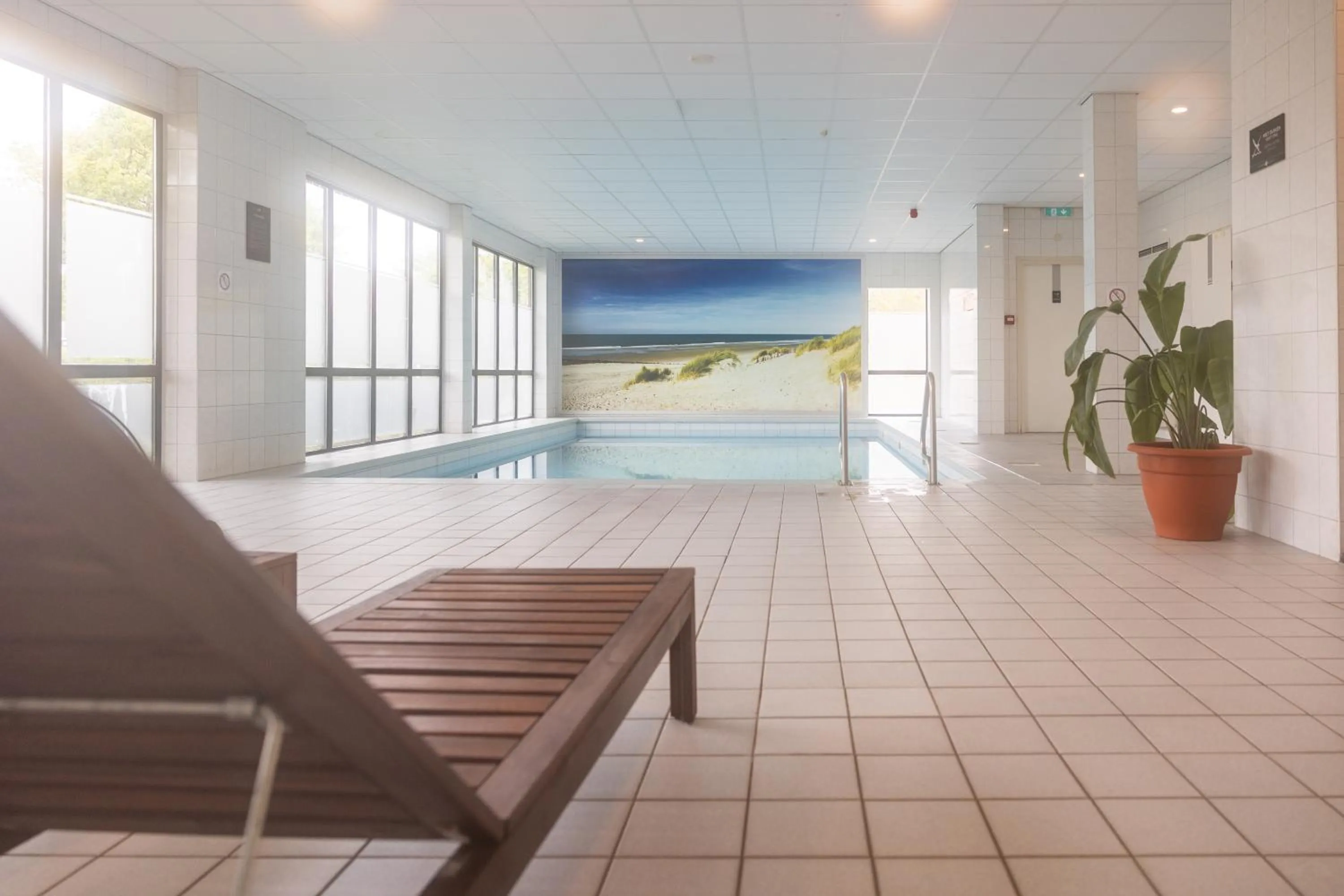 Swimming pool in Fletcher Hotel-Restaurant Noordsee-Ameland