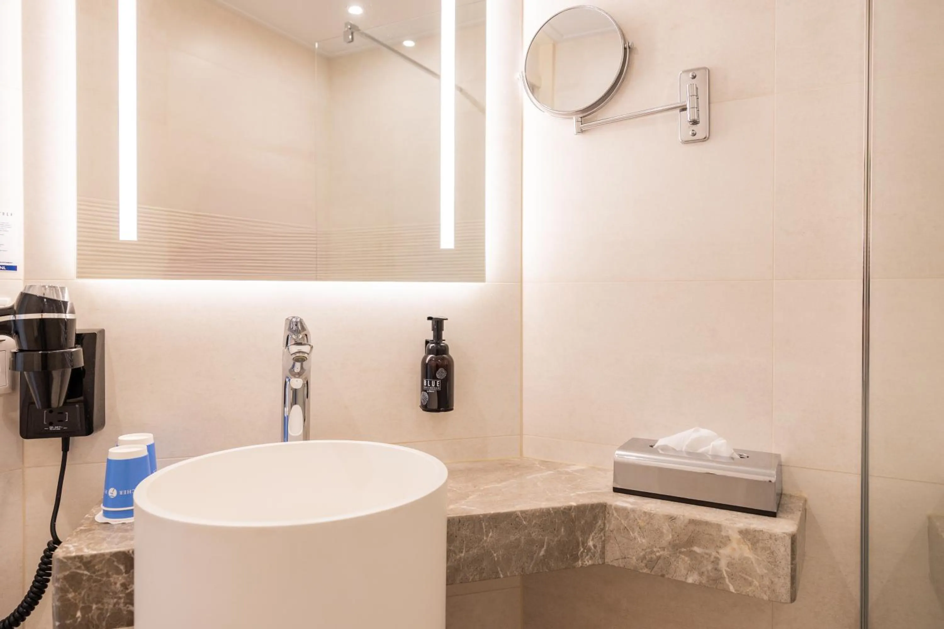 Bathroom in Fletcher Hotel-Restaurant Noordsee-Ameland