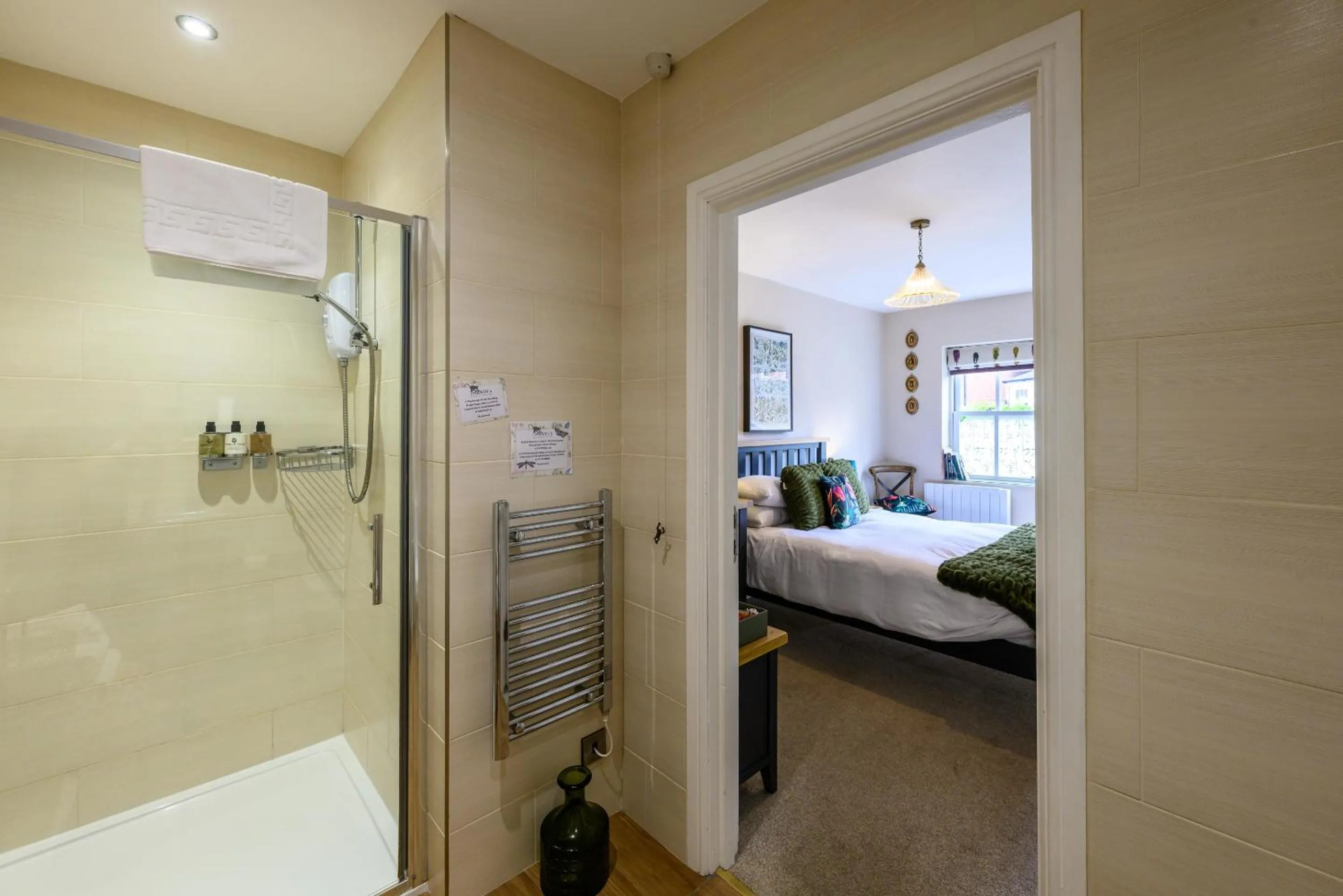 Bedroom, Bed in Darwin's Townhouse