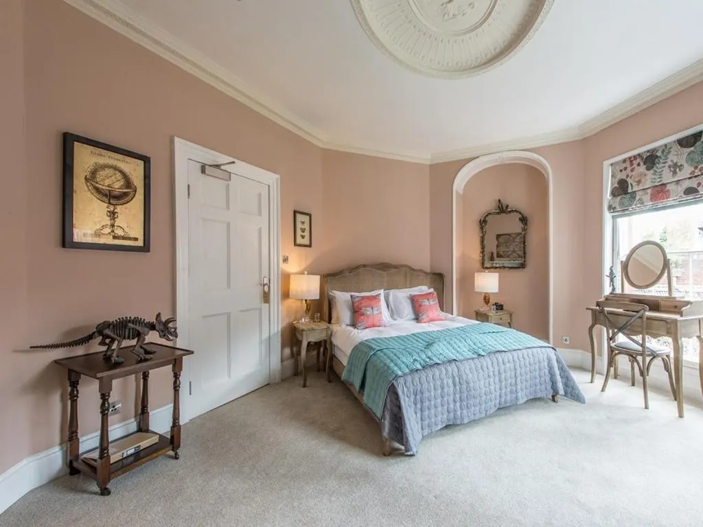 Bedroom, Bed in Darwin's Townhouse