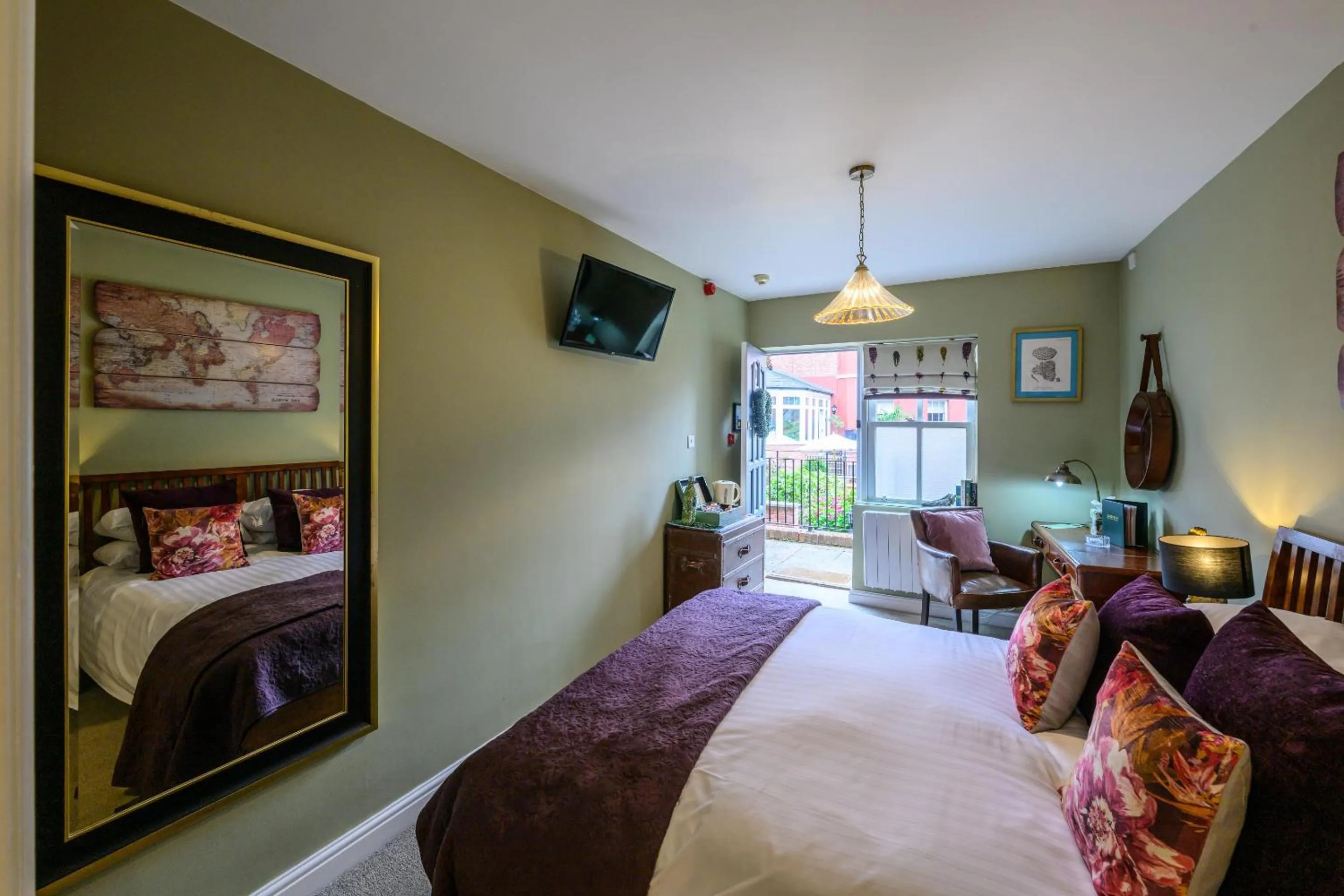 Bedroom, Bed in Darwin's Townhouse