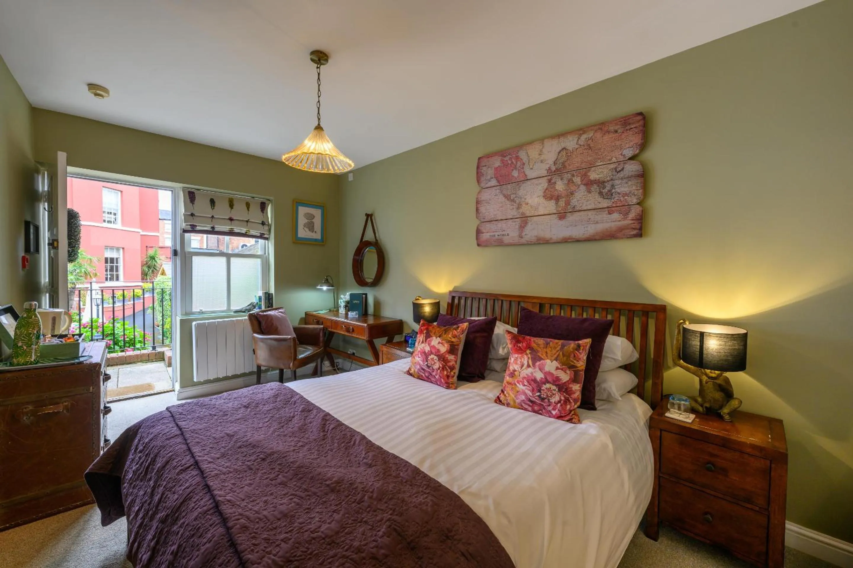 Bedroom, Bed in Darwin's Townhouse