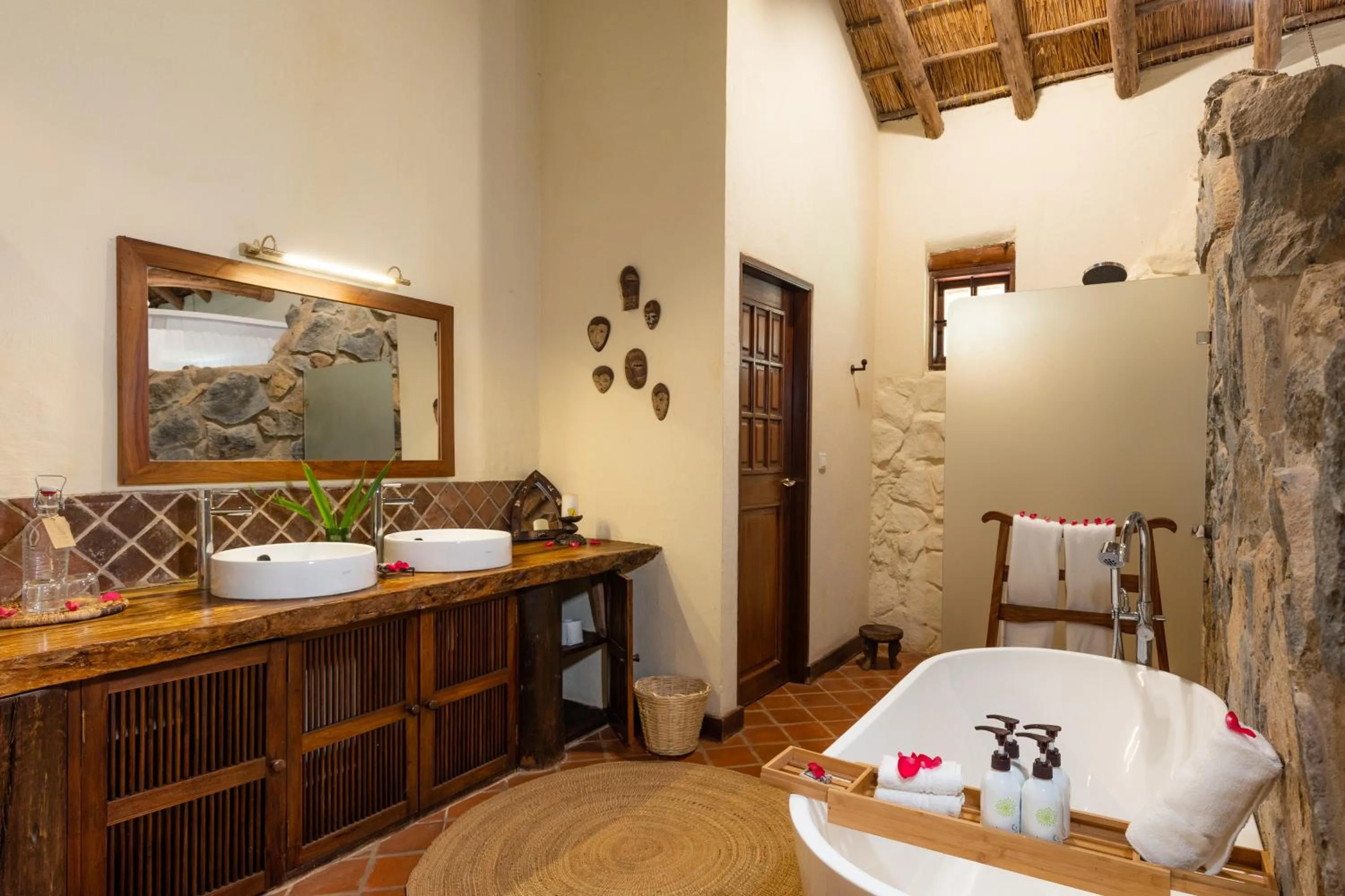 Bathroom, Bed in Rivertrees Country Inn