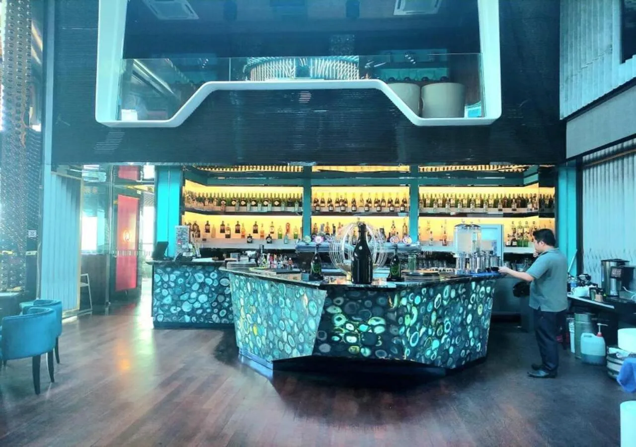 Restaurant/places to eat in Castle Quest Residence