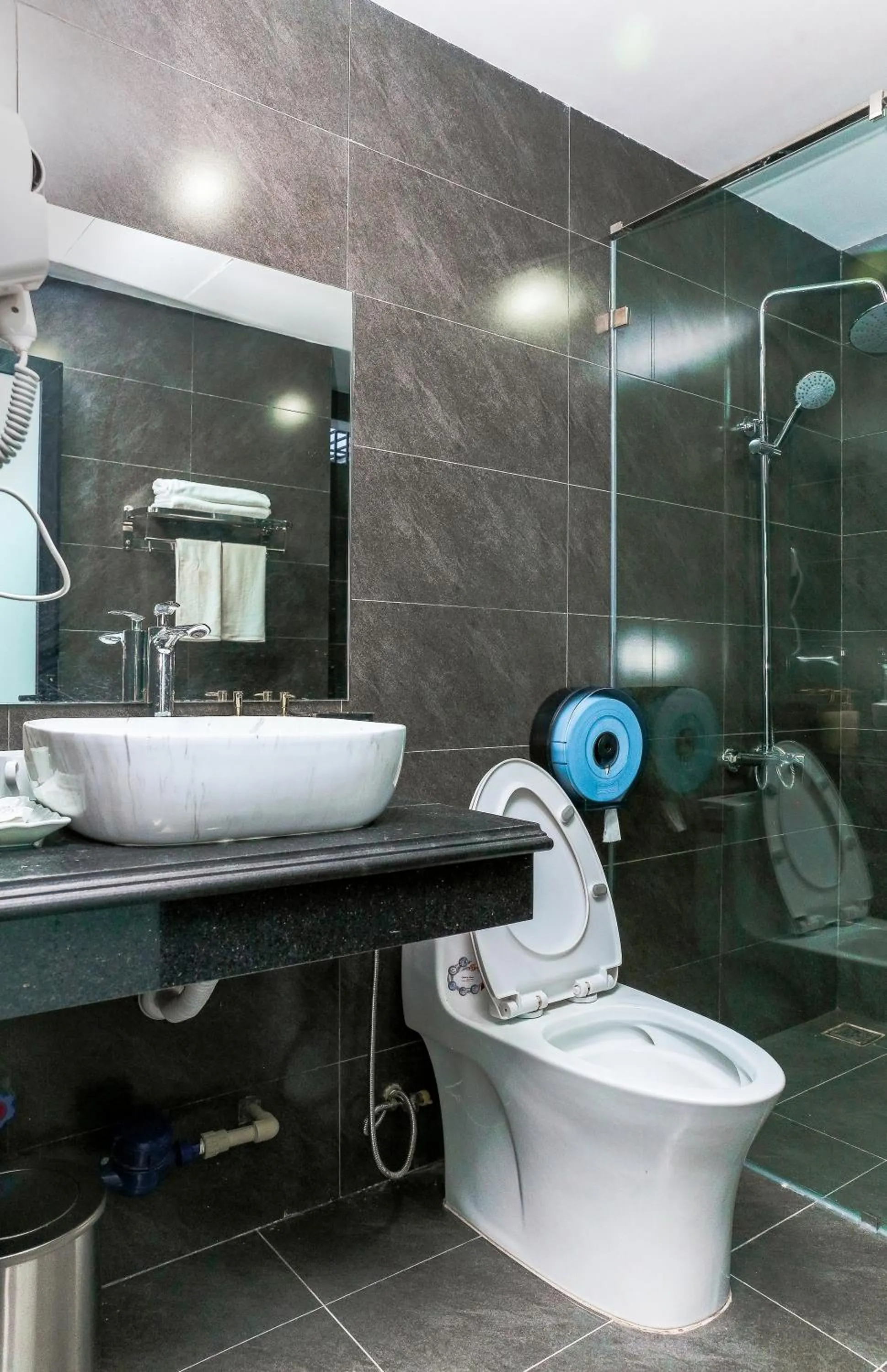 Toilet in Yên Phong Hotel