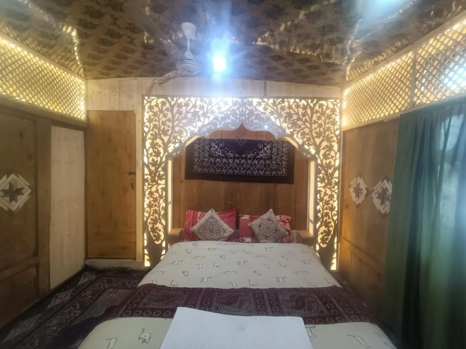 Bed in Shamus Maqbool Group Of Houseboat