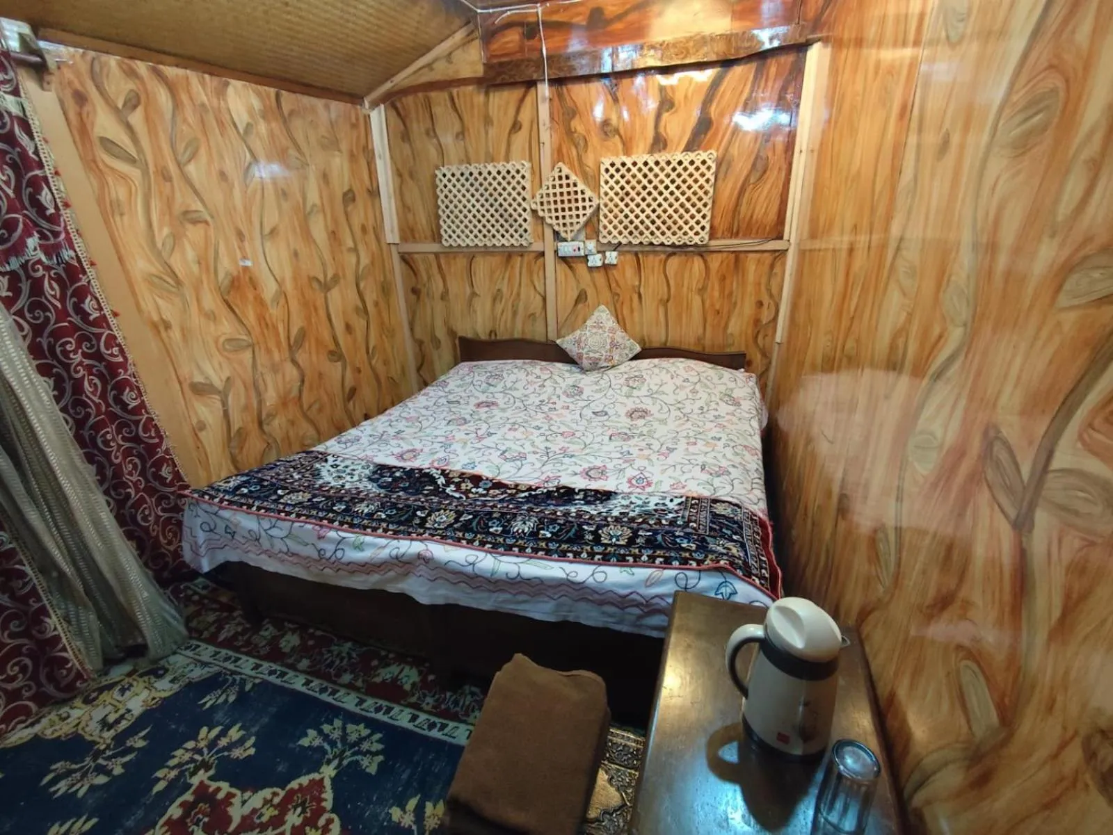 Bed in Shamus Maqbool Group Of Houseboat