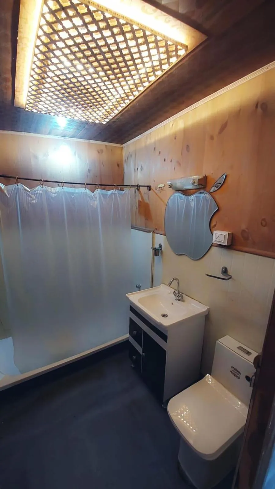 Shamus Maqbool Group Of Houseboat