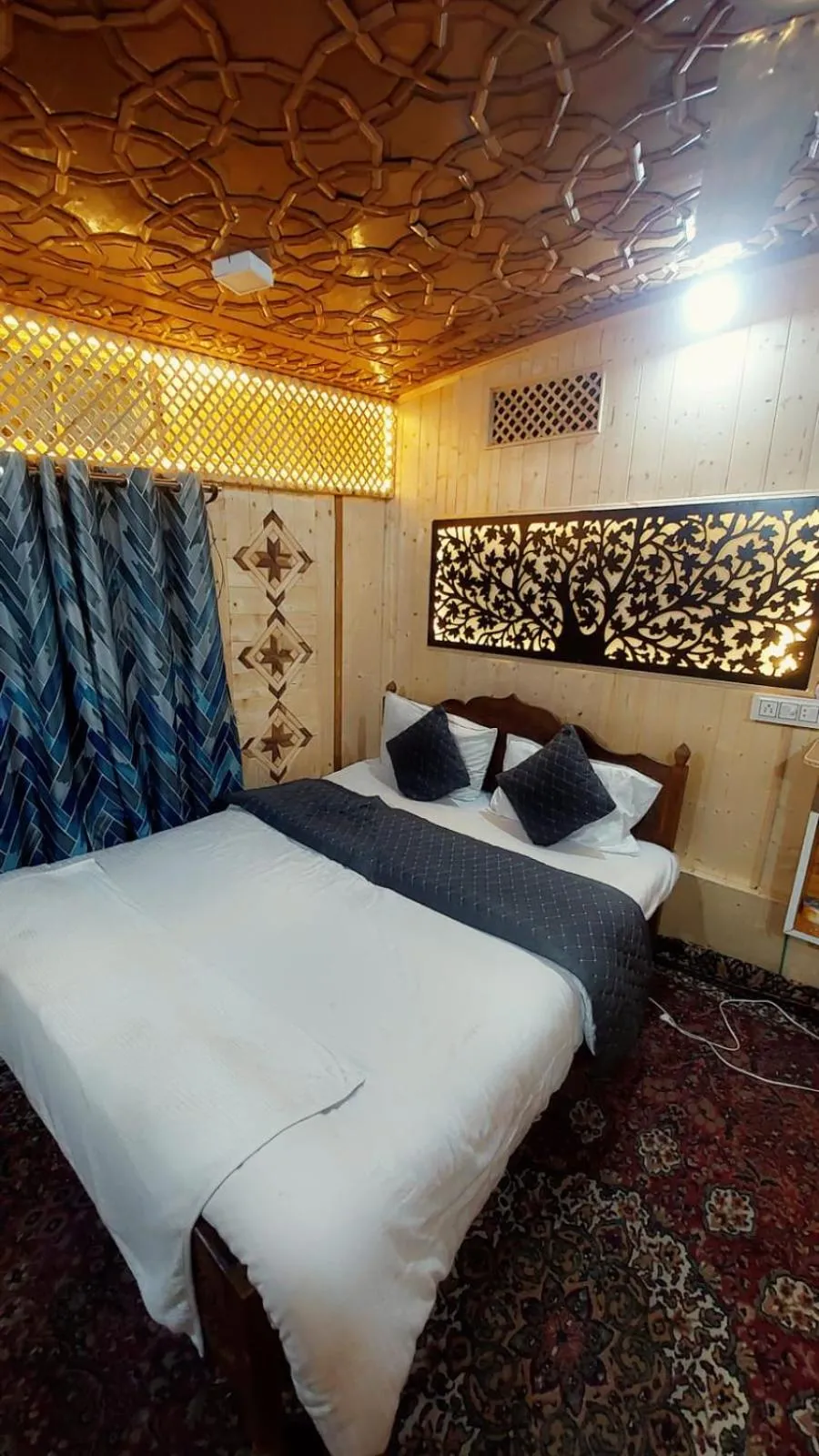 Bed in Shamus Maqbool Group Of Houseboat