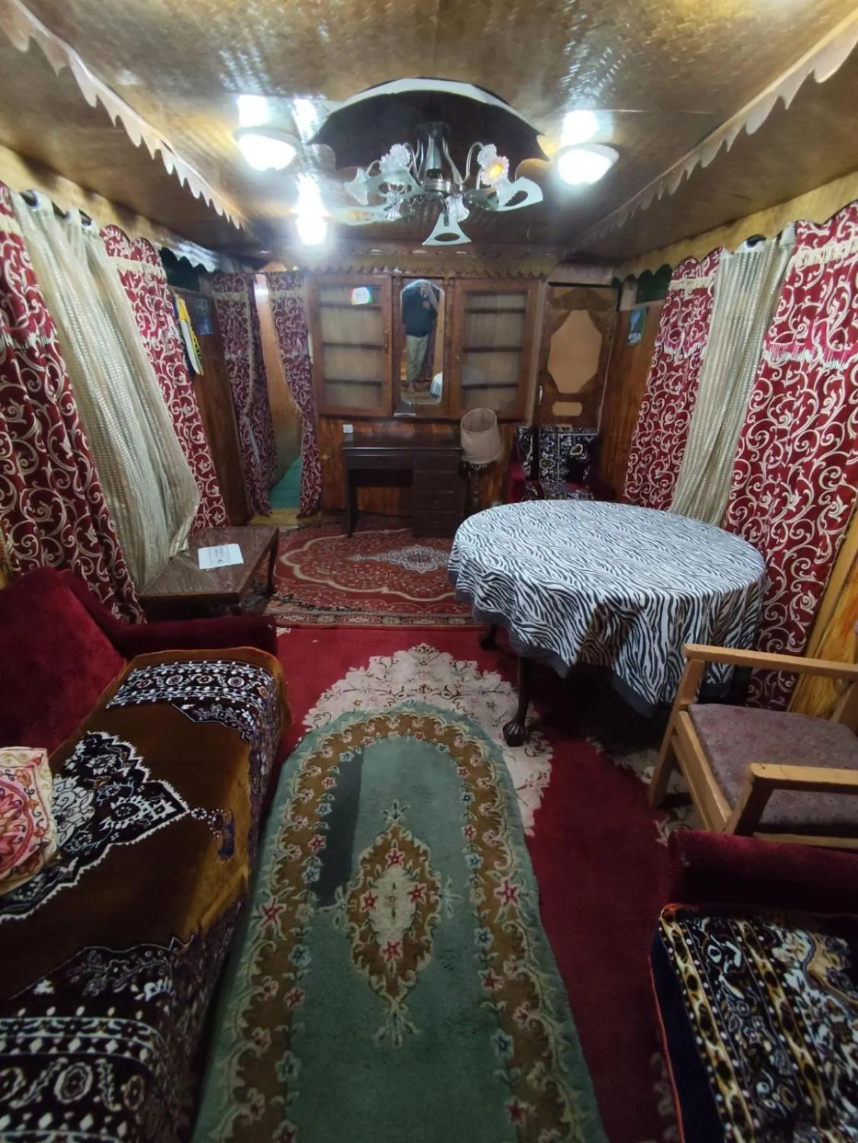 Bed in Shamus Maqbool Group Of Houseboat