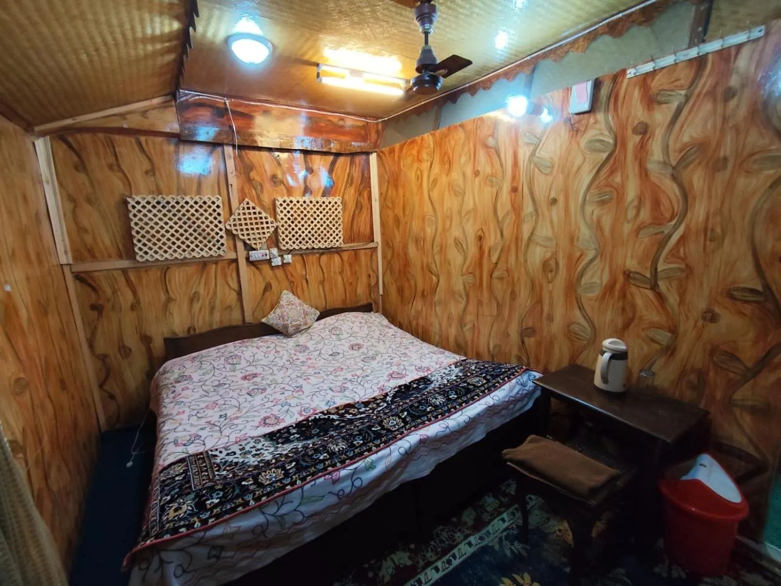 Bed in Shamus Maqbool Group Of Houseboat