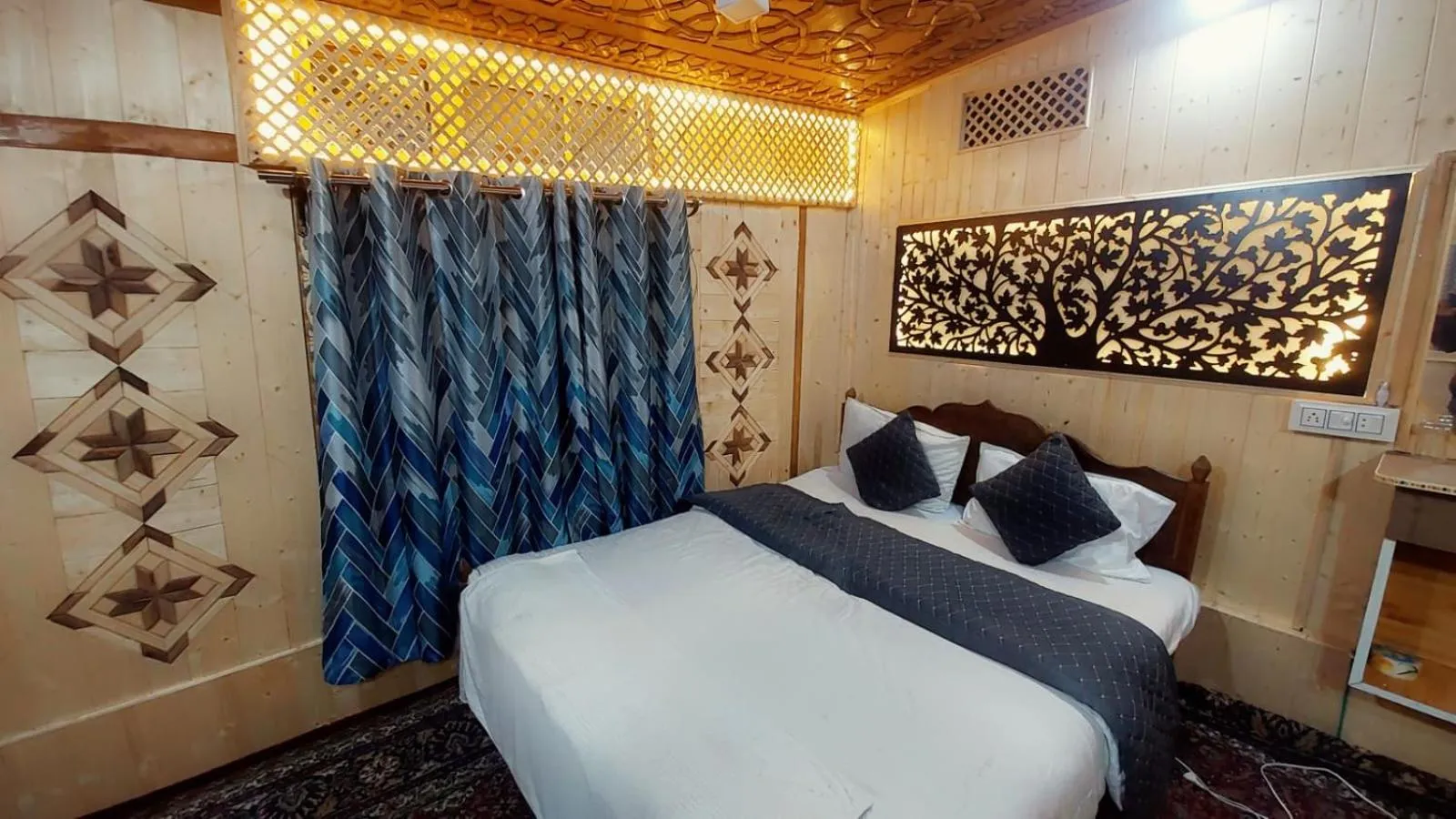 Bed in Shamus Maqbool Group Of Houseboat
