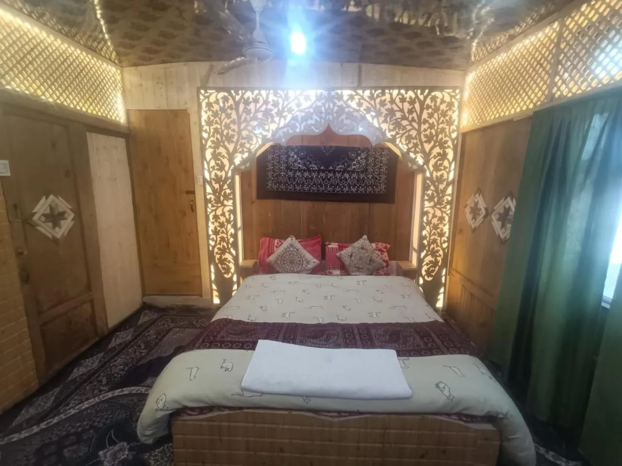 Bed in Shamus Maqbool Group Of Houseboat