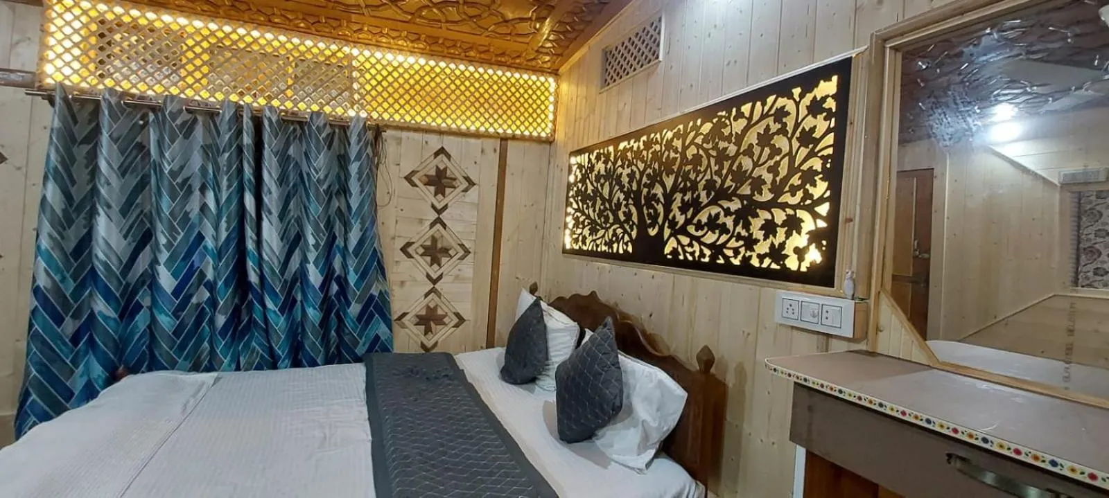 Bed in Shamus Maqbool Group Of Houseboat