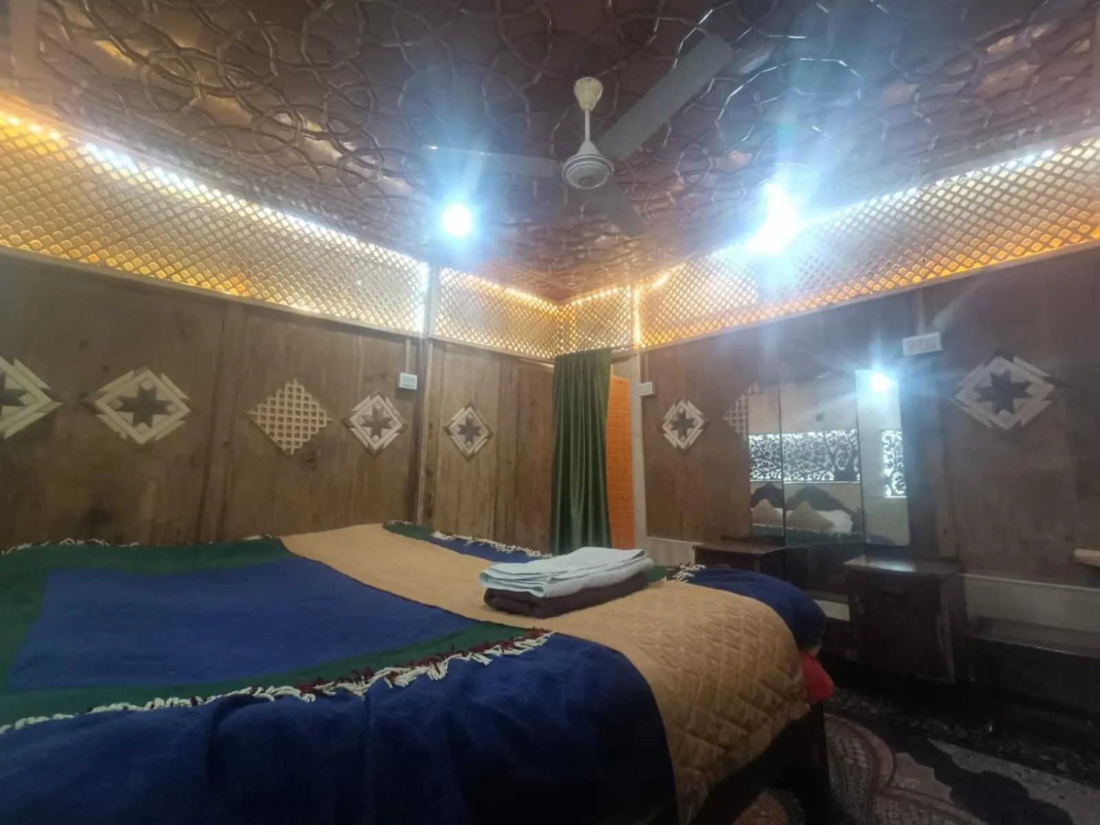 Bed in Shamus Maqbool Group Of Houseboat