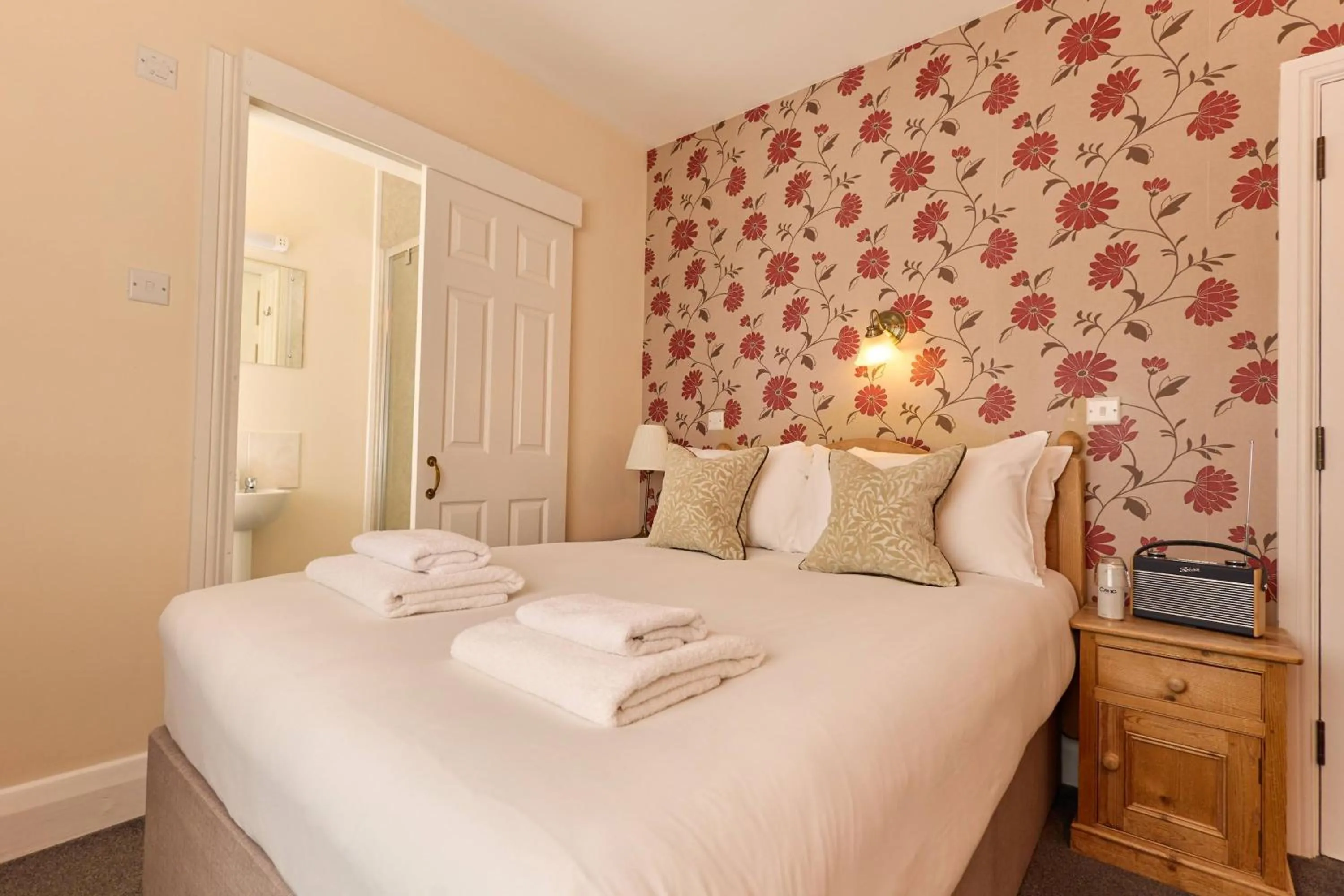 Bedroom, Bed in Dolphin Hotel