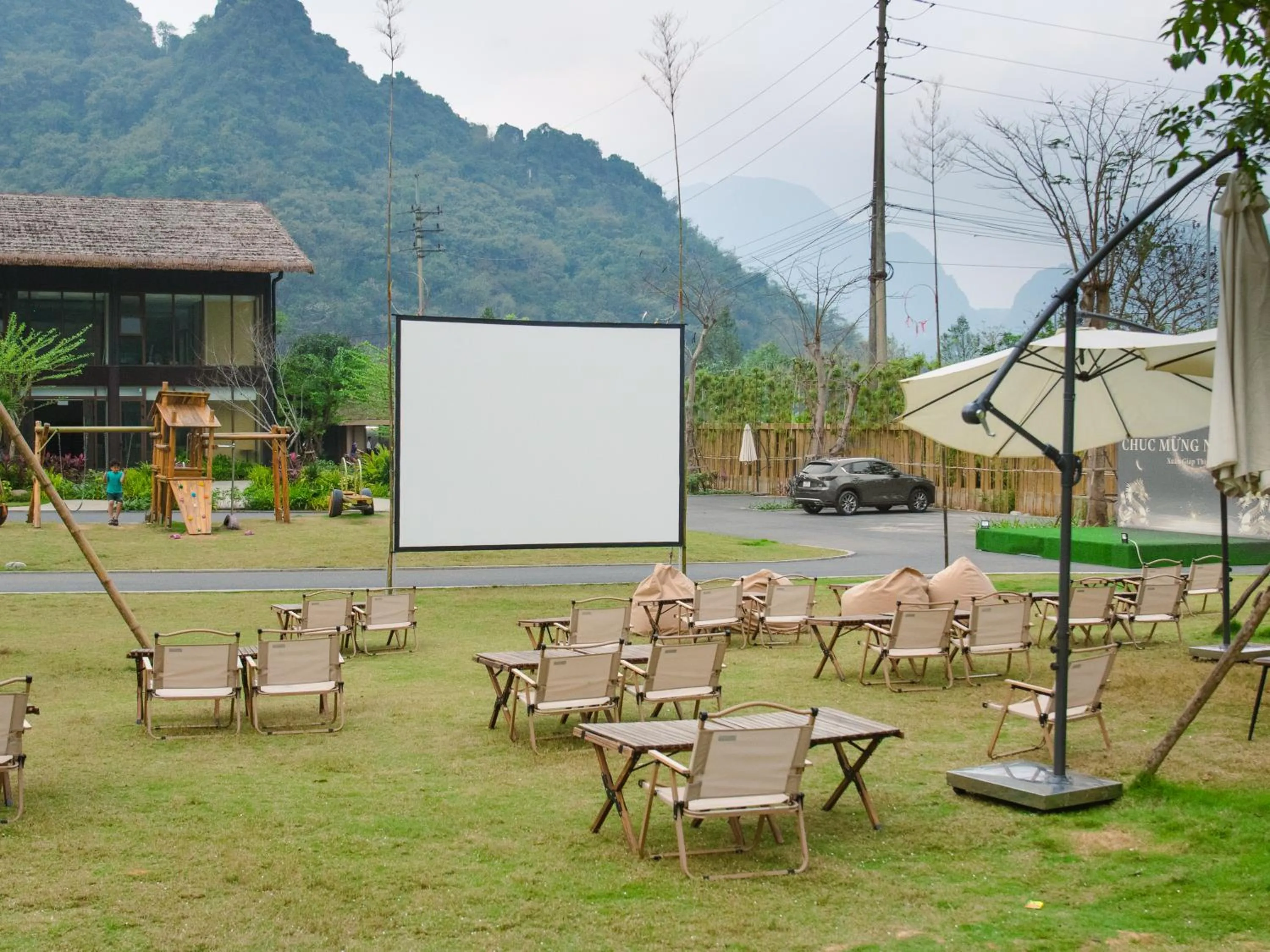 Evening entertainment in Mandala Retreats Kim Bôi