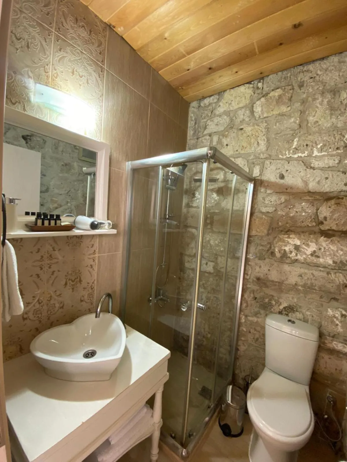 Bathroom in Aliko Hotel