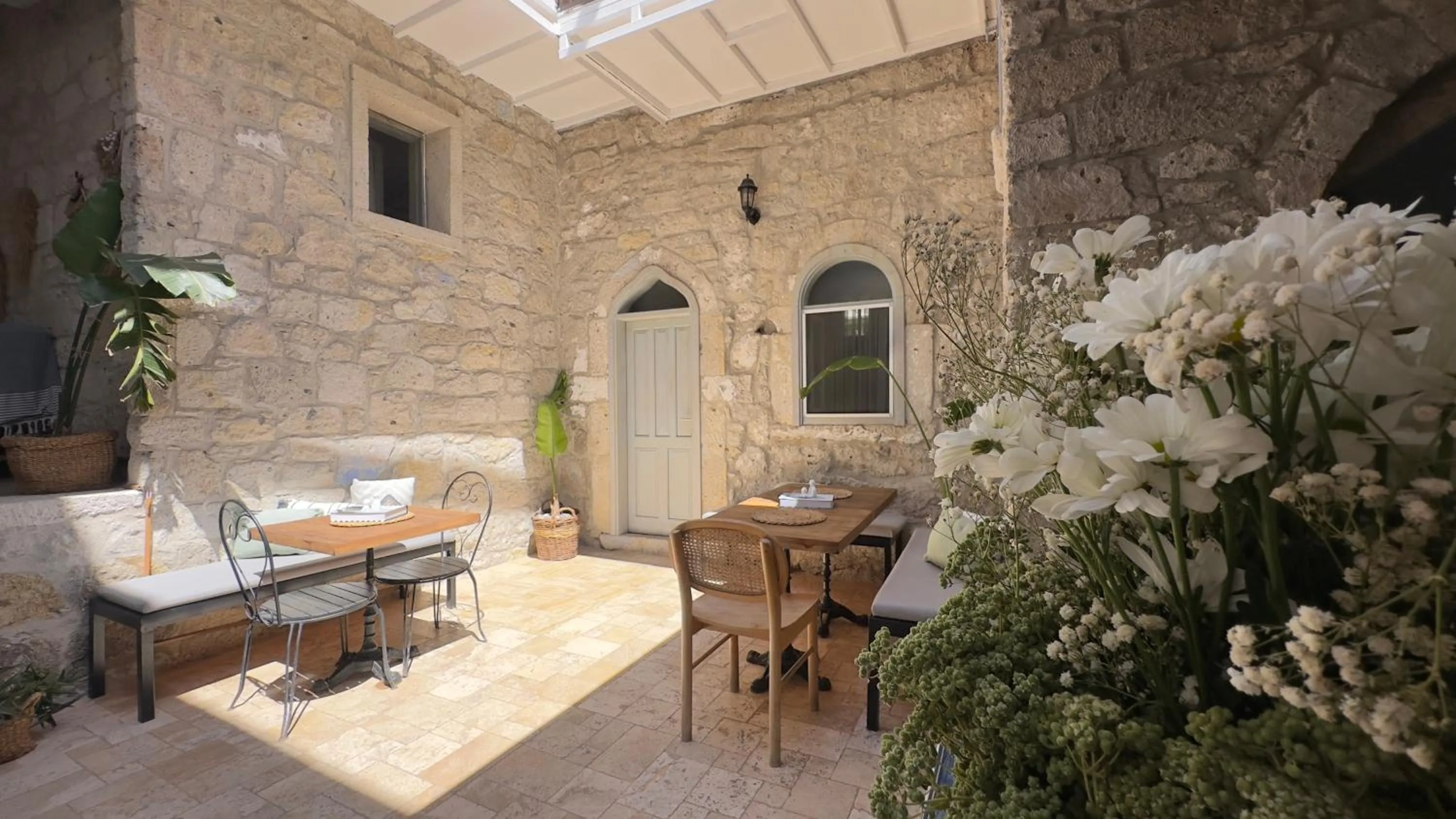 Seating area in Aliko Hotel