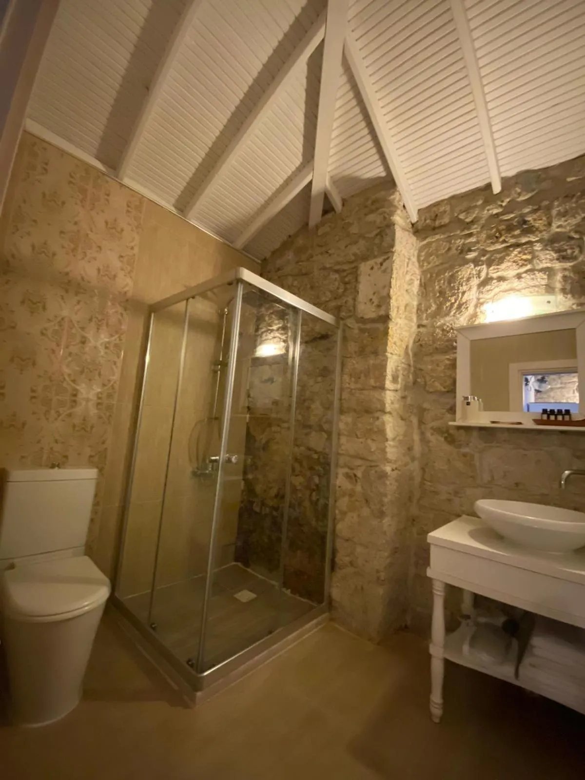 Toilet in Aliko Hotel