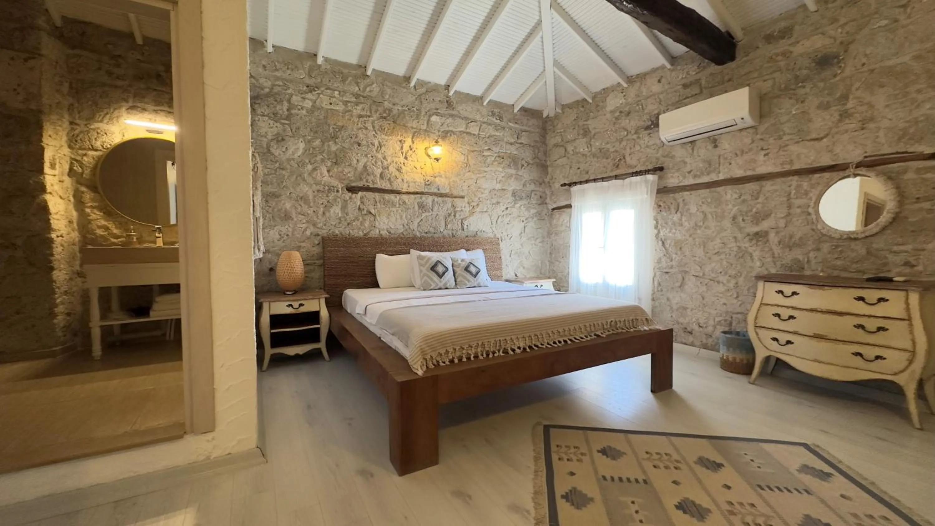 Photo of the whole room in Aliko Hotel